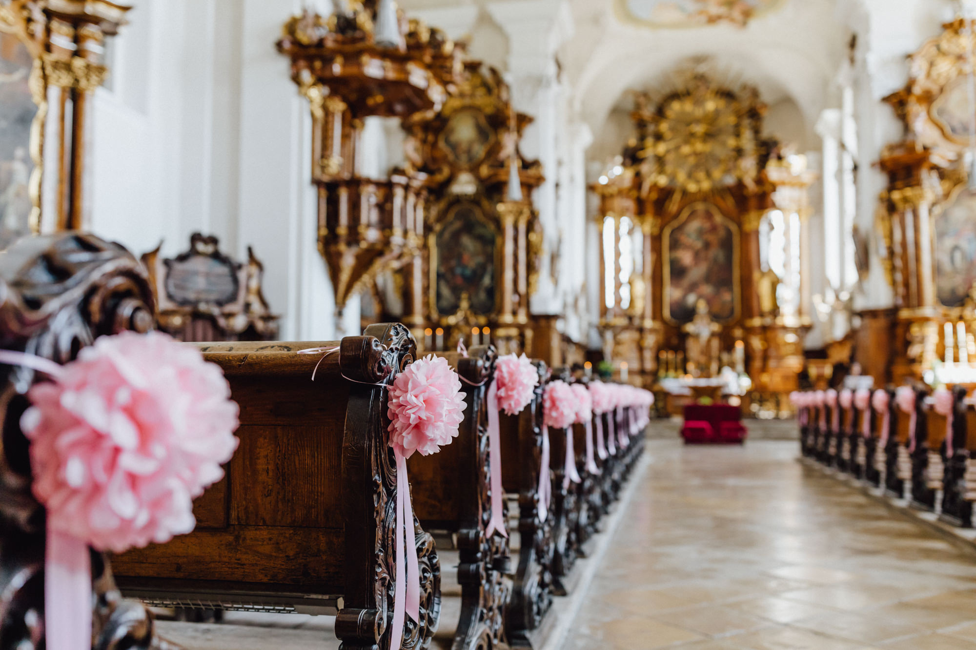 Stiftskirche Mariä Himmelfahrt in Obermedlingen  Italienische Hochzeitsreportage fotografiert von Yvonne & Rolland Photography