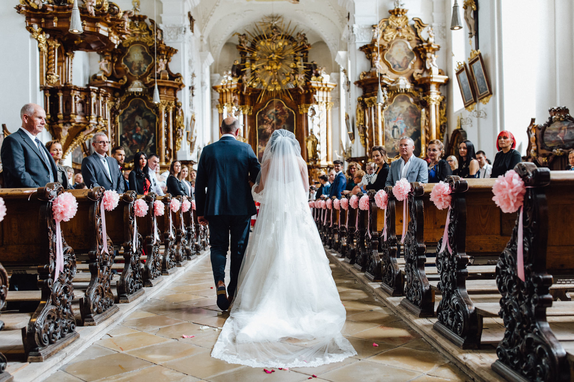 Stiftskirche Mariä Himmelfahrt in Obermedlingen  Italienische Hochzeitsreportage fotografiert von Yvonne & Rolland Photography