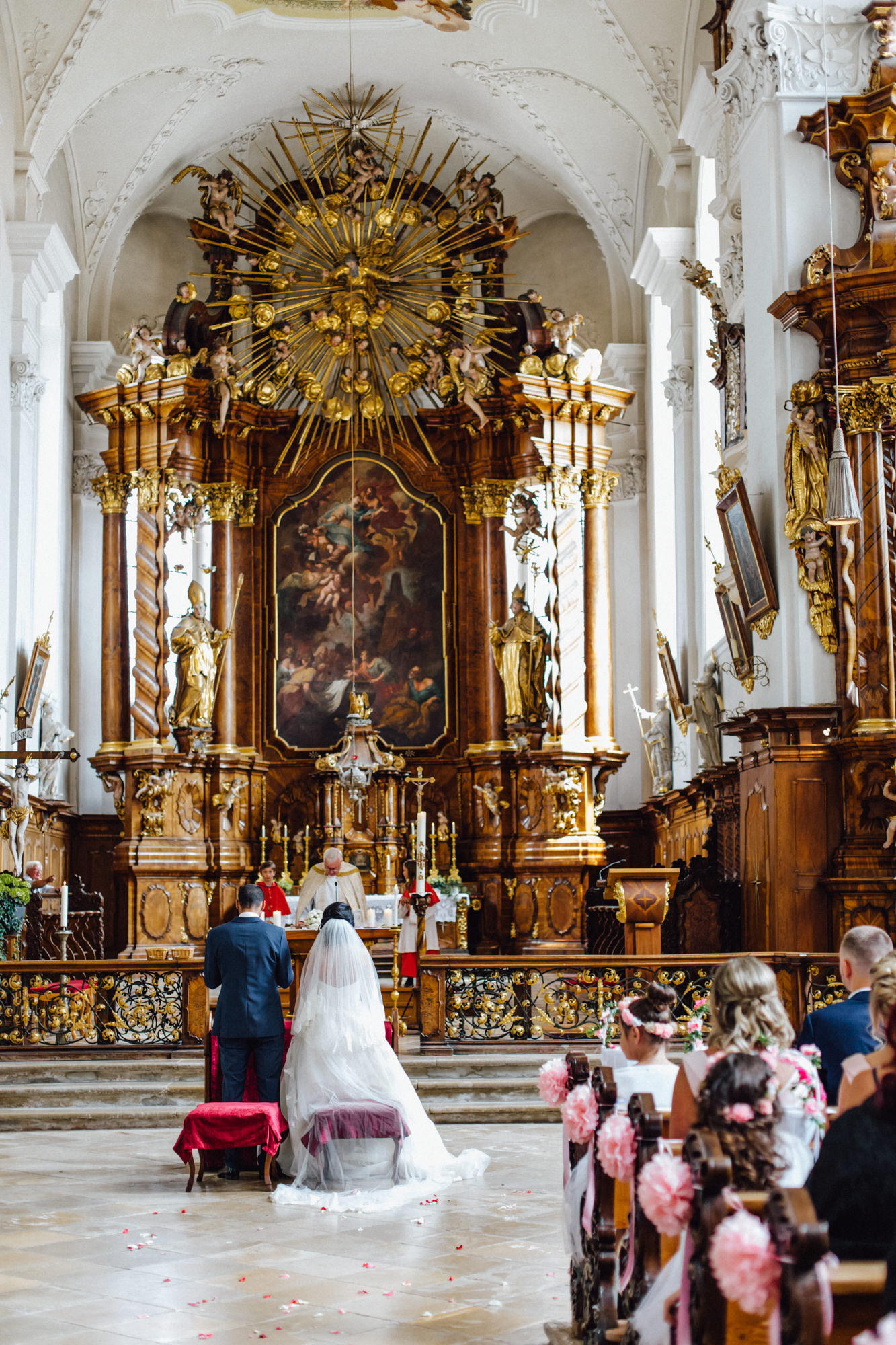 Stiftskirche Mariä Himmelfahrt in Obermedlingen  Italienische Hochzeitsreportage fotografiert von Yvonne & Rolland Photography