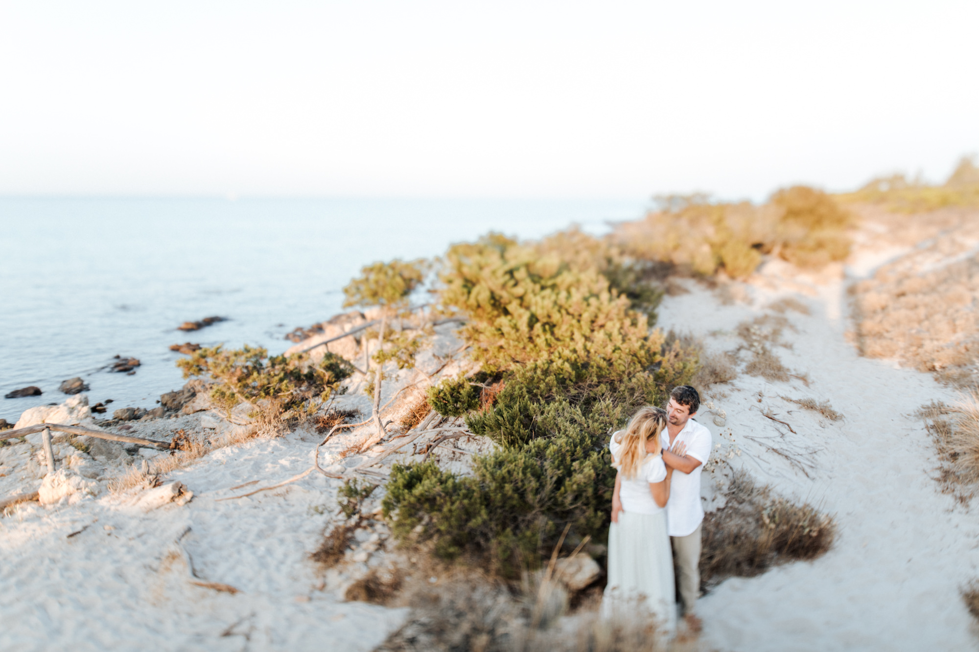 Elopement-Shooting am Strand von Sardinien fotografiert von Yvonne & Rolland Photography
