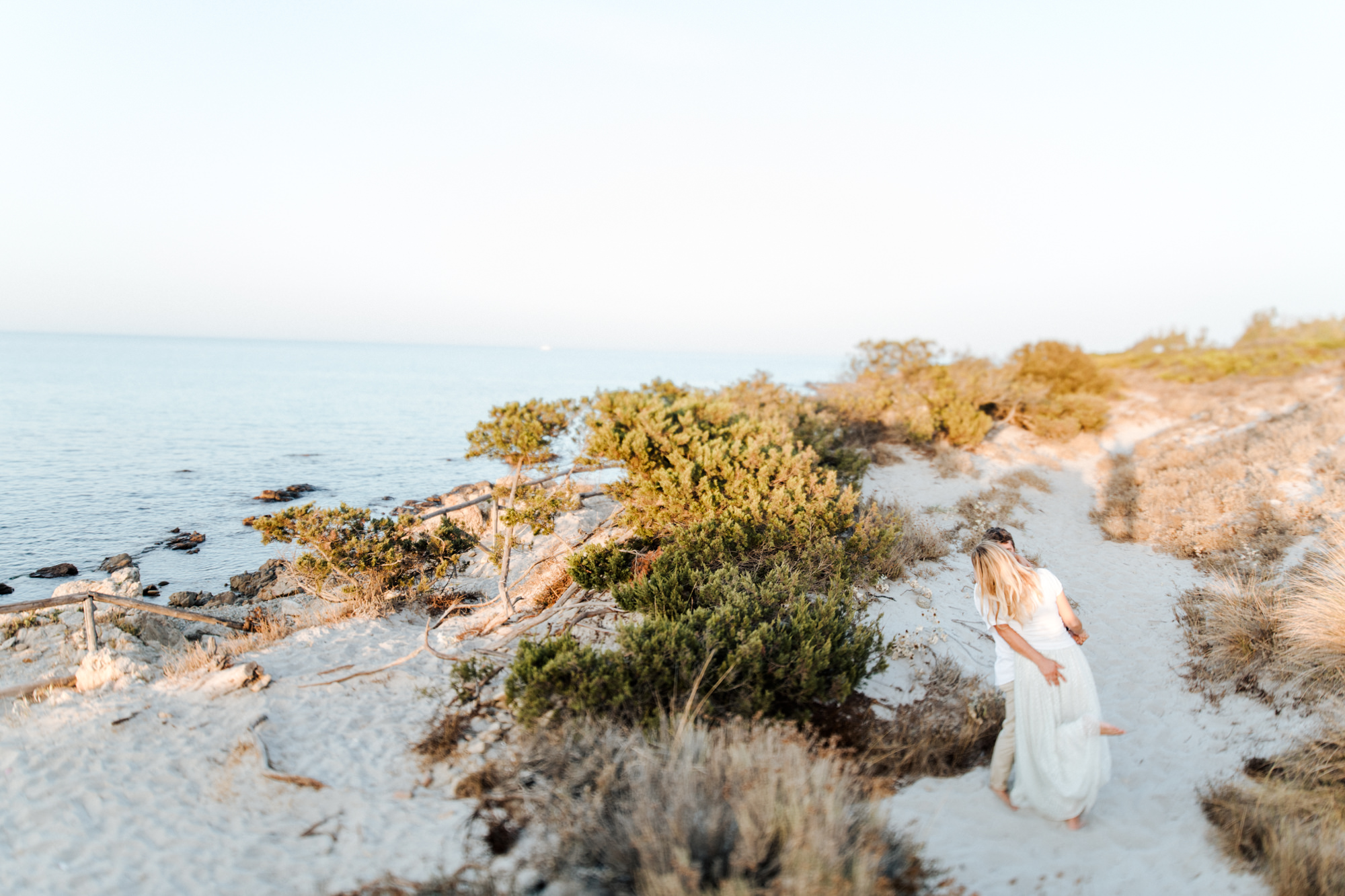 Elopement-Shooting am Strand von Sardinien fotografiert von Yvonne & Rolland Photography