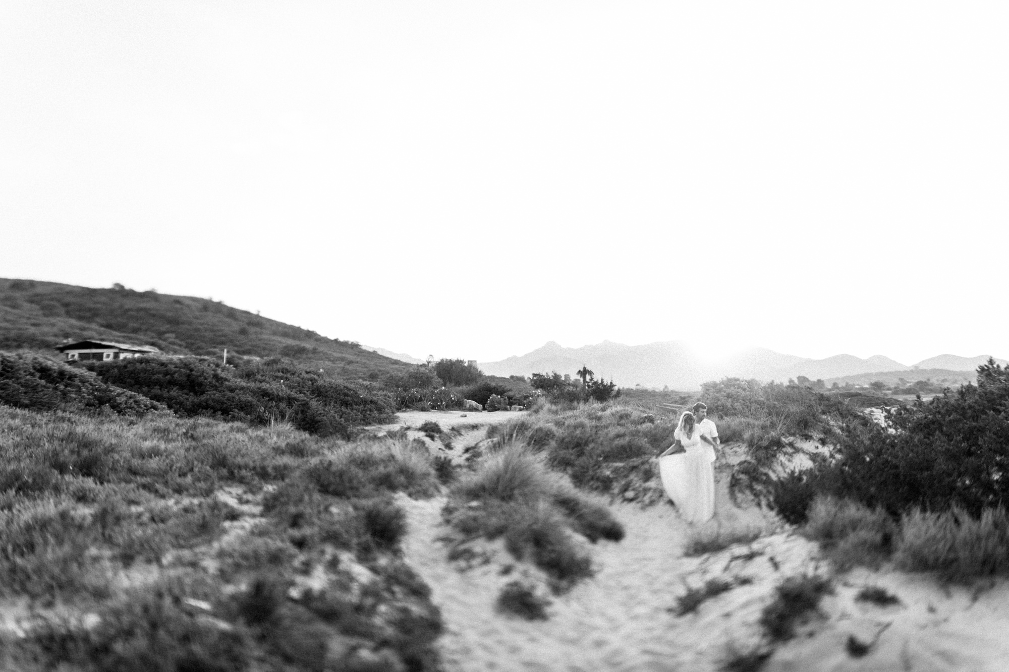 Elopement-Shooting am Strand von Sardinien fotografiert von Yvonne & Rolland Photography