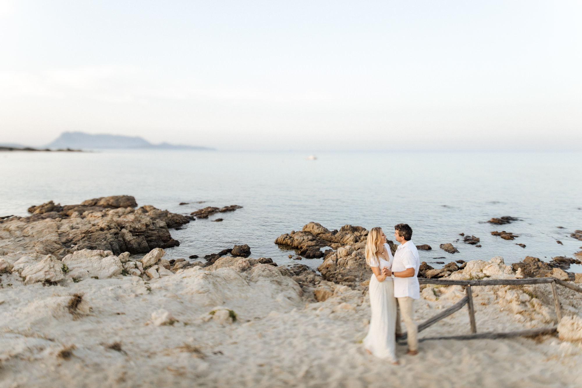 Elopement-Shooting am Strand von Sardinien fotografiert von Yvonne & Rolland Photography