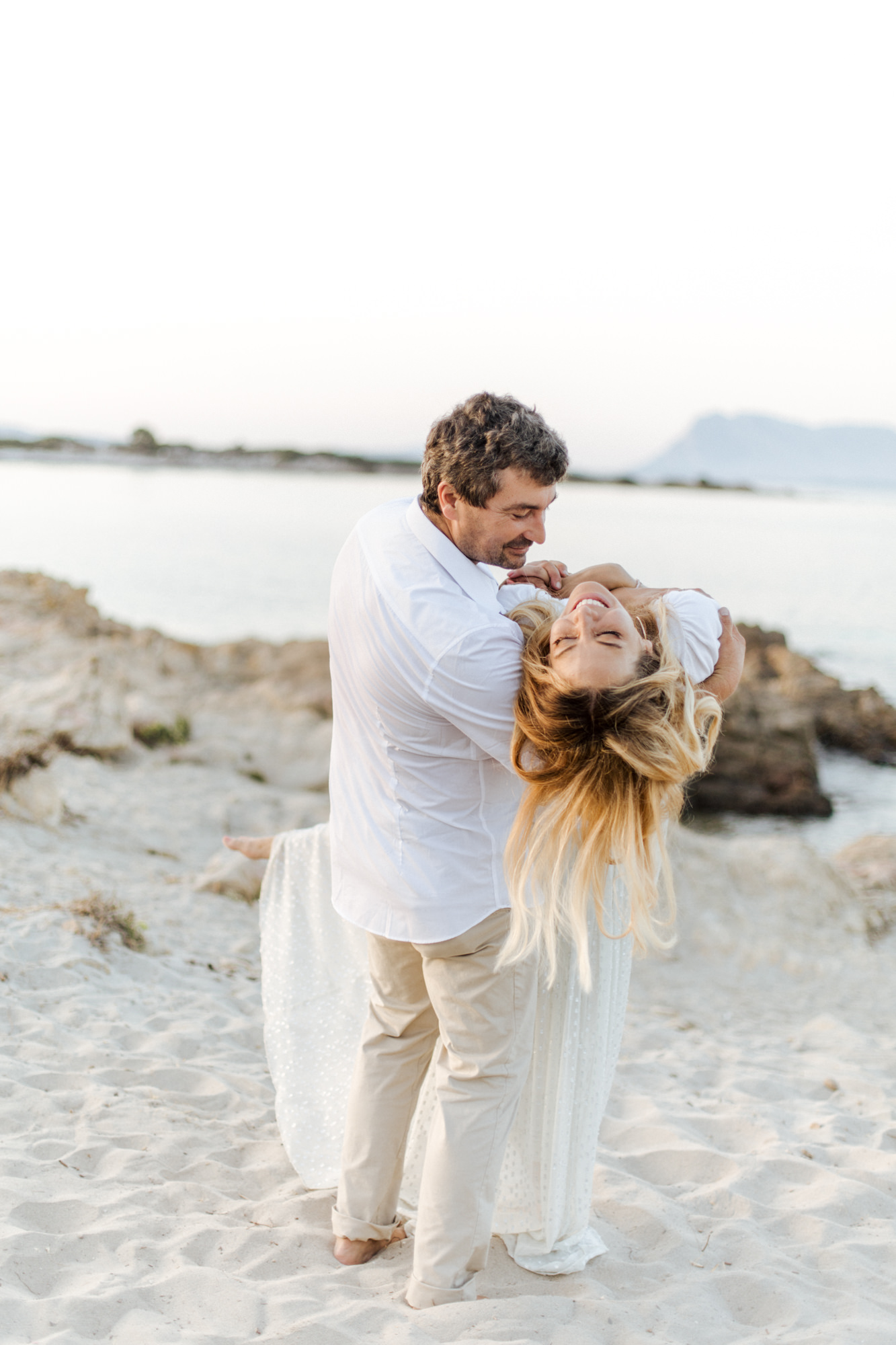 Elopement-Shooting am Strand von Sardinien fotografiert von Yvonne & Rolland Photography