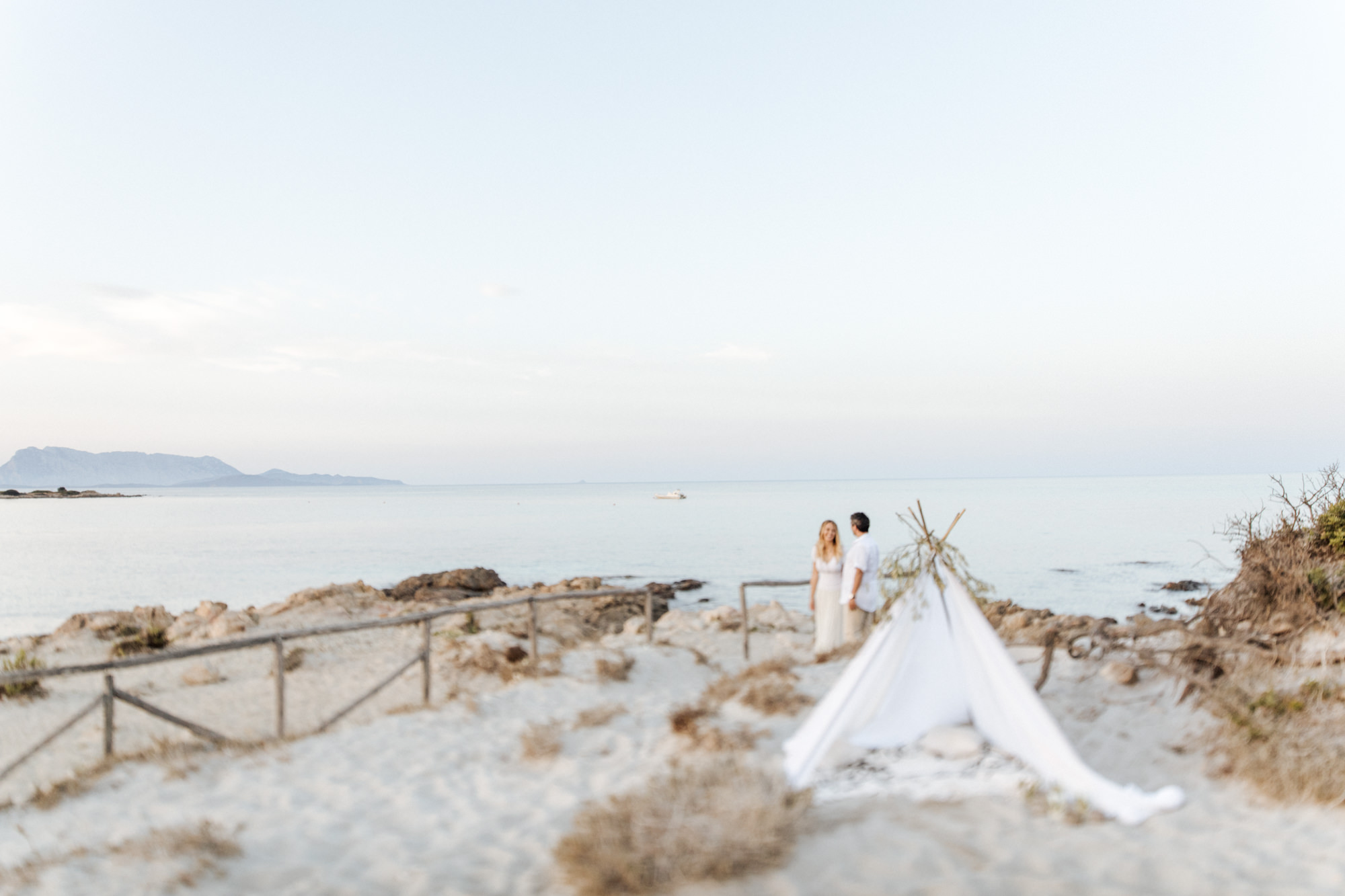 Elopement-Shooting am Strand von Sardinien fotografiert von Yvonne & Rolland Photography