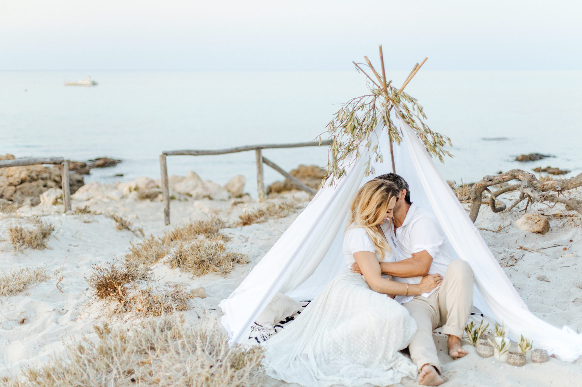 Elopement-Shooting am Strand von Sardinien fotografiert von Yvonne & Rolland Photography