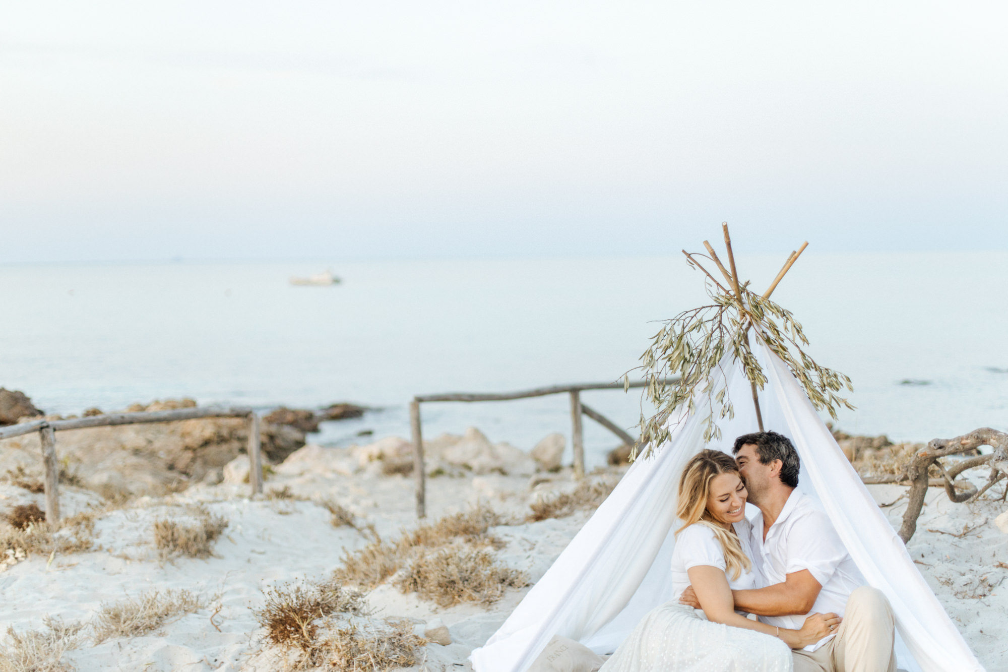 Elopement-Shooting am Strand von Sardinien fotografiert von Yvonne & Rolland Photography