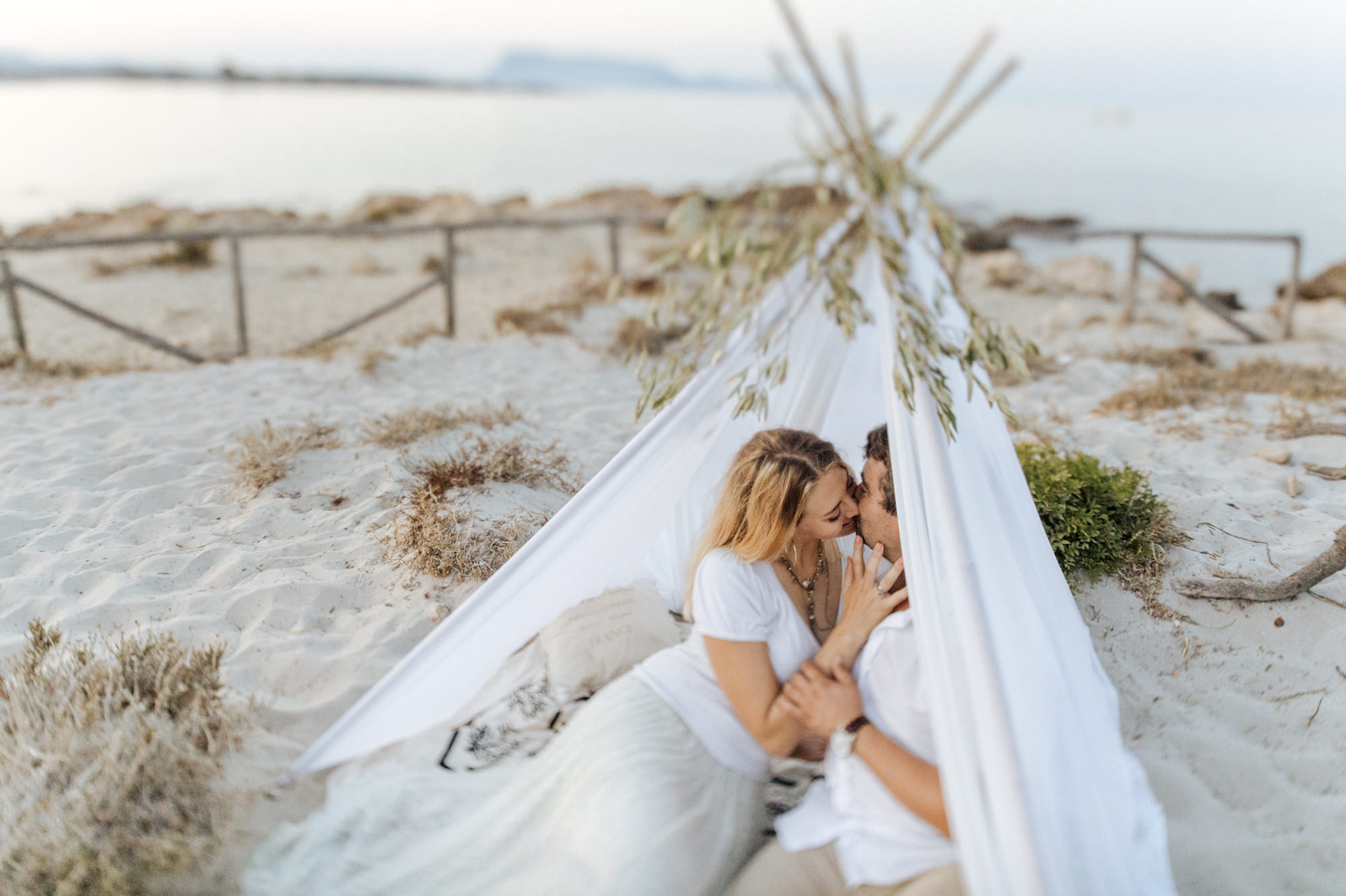 Elopement-Shooting am Strand von Sardinien fotografiert von Yvonne & Rolland Photography