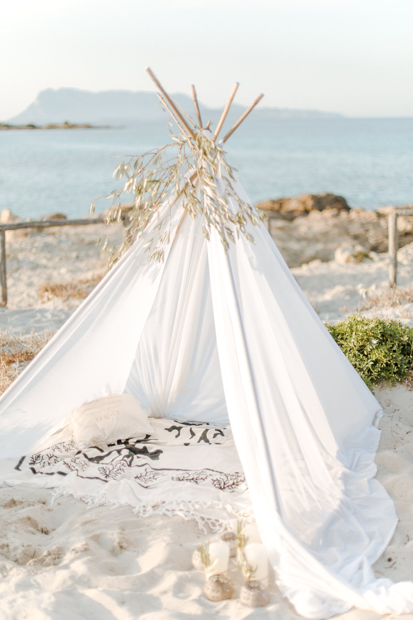 Elopement-Shooting am Strand von Sardinien fotografiert von Yvonne & Rolland Photography