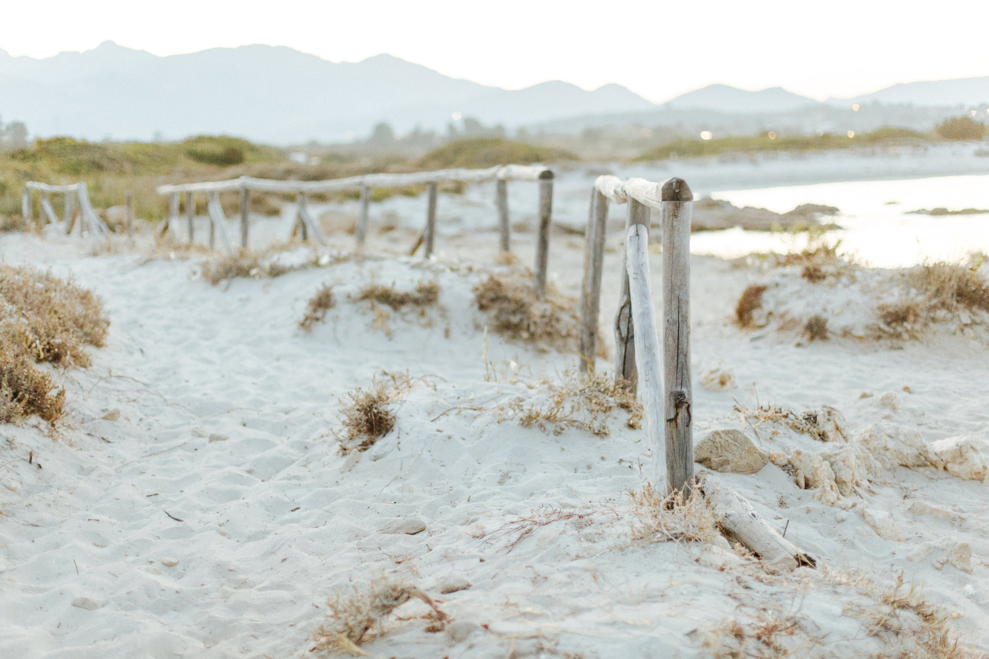 Elopement-Shooting am Strand von Sardinien fotografiert von Yvonne & Rolland Photography