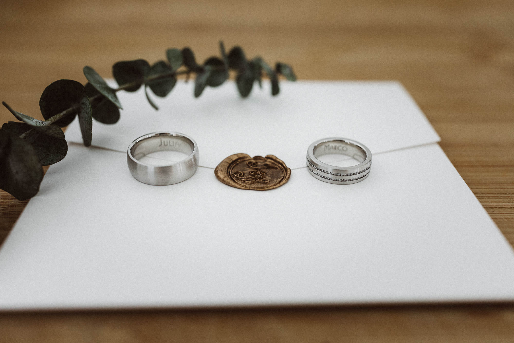 Sommerhochzeit in einer Scheune von Julia & Marco - Hochzeitsreportage fotografiert von Yvonne & Rolland Photography