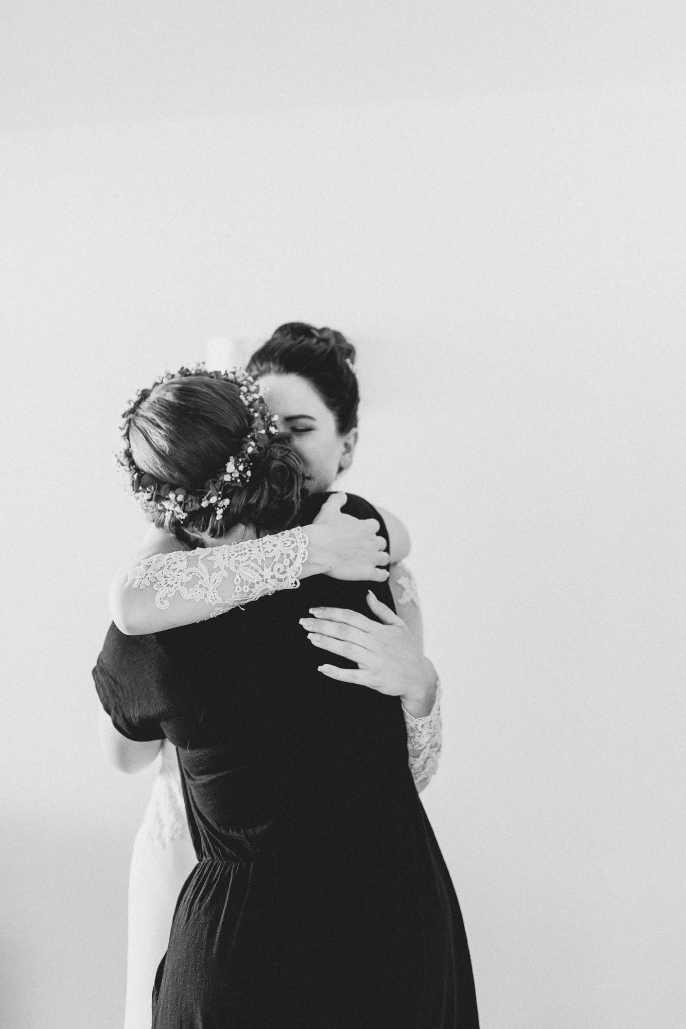 Sommerhochzeit in einer Scheune von Julia & Marco - Hochzeitsreportage fotografiert von Yvonne & Rolland Photography