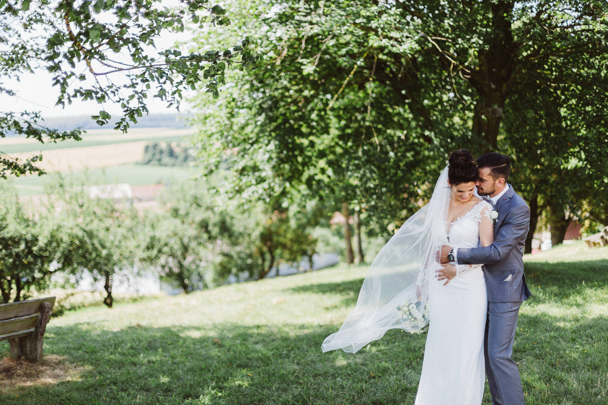 Sommerhochzeit in einer Scheune von Julia & Marco - Hochzeitsreportage fotografiert von Yvonne & Rolland Photography
