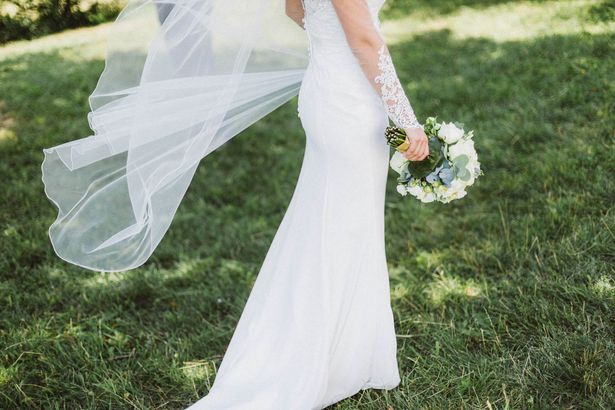 Sommerhochzeit in einer Scheune von Julia & Marco - Hochzeitsreportage fotografiert von Yvonne & Rolland Photography