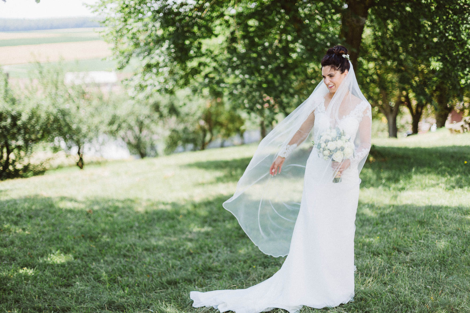 Sommerhochzeit in einer Scheune von Julia & Marco - Hochzeitsreportage fotografiert von Yvonne & Rolland Photography