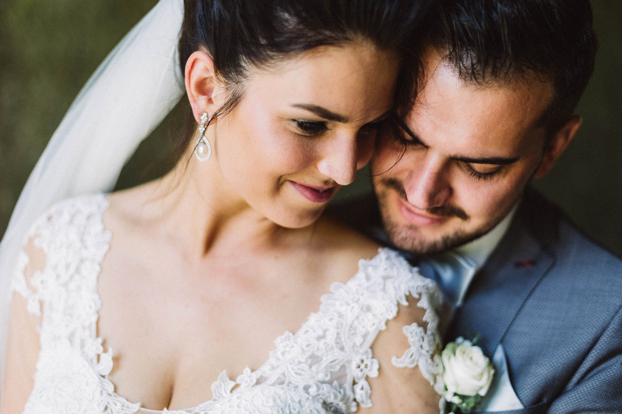 yvonneandrolland.com/gallery/julia-marco/Hochzeit-Julia-Marco-30.jpg . Sommerhochzeit in einer Scheune von Julia & Marco - Hochzeitsreportage fotografiert von Yvonne & Rolland Photography