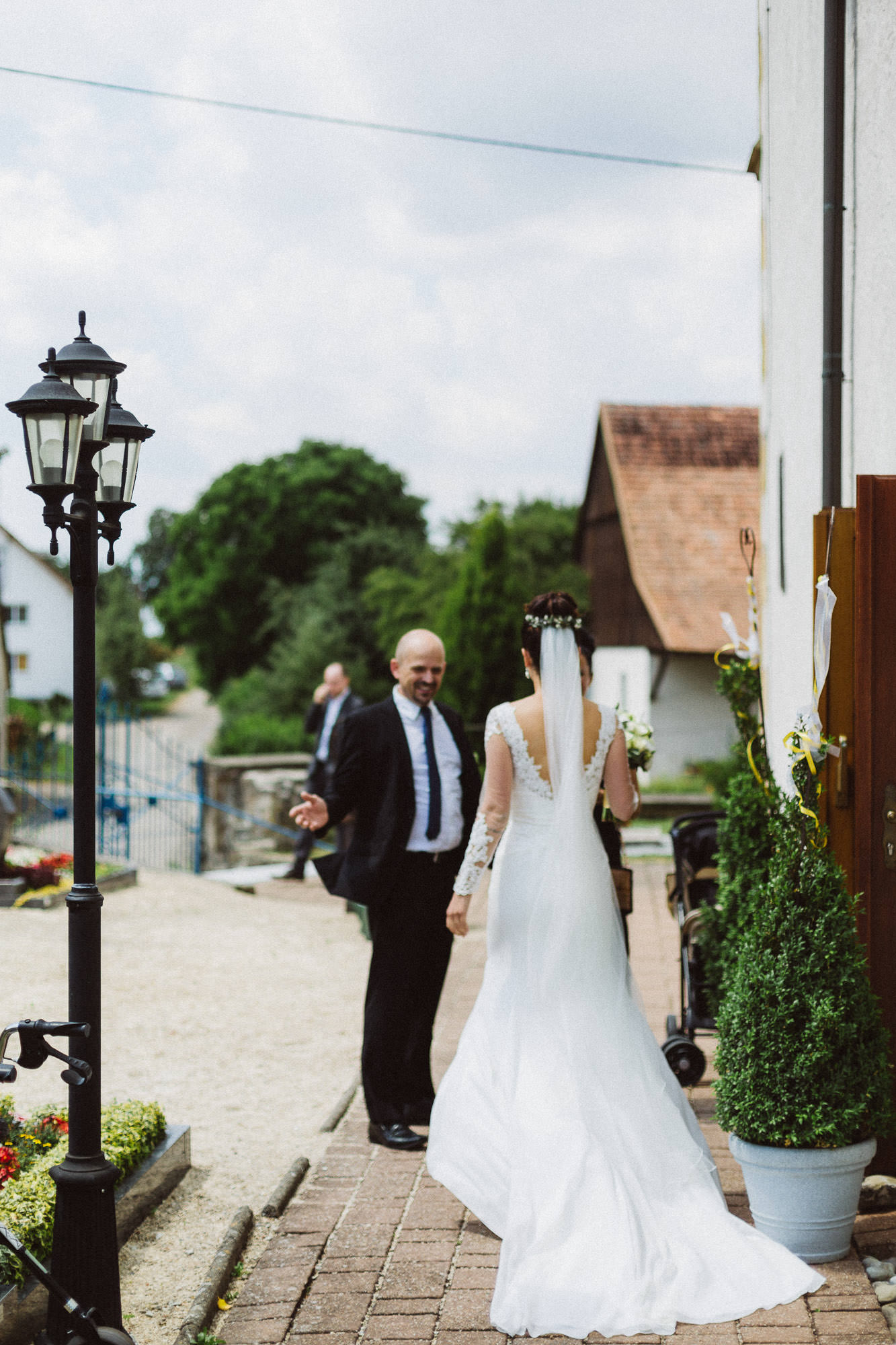 Sommerhochzeit in einer Scheune von Julia & Marco - Hochzeitsreportage fotografiert von Yvonne & Rolland Photography