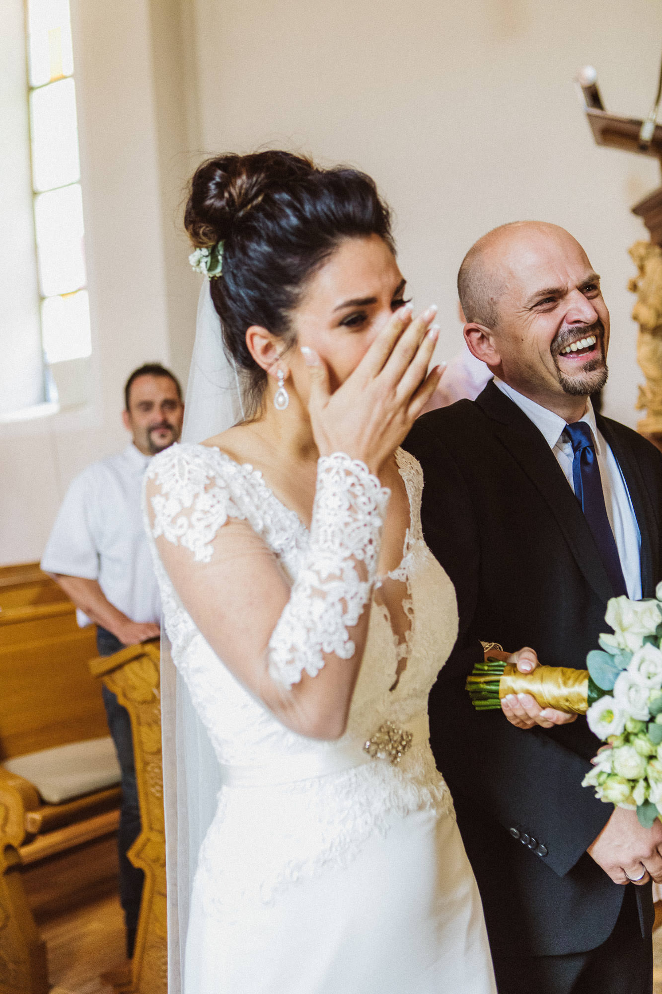 Sommerhochzeit in einer Scheune von Julia & Marco - Hochzeitsreportage fotografiert von Yvonne & Rolland Photography