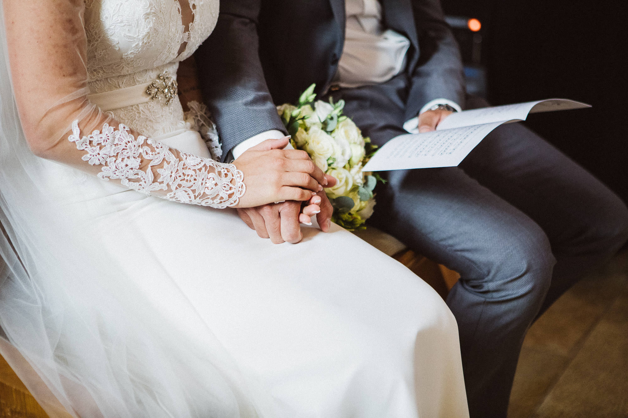 Sommerhochzeit in einer Scheune von Julia & Marco - Hochzeitsreportage fotografiert von Yvonne & Rolland Photography