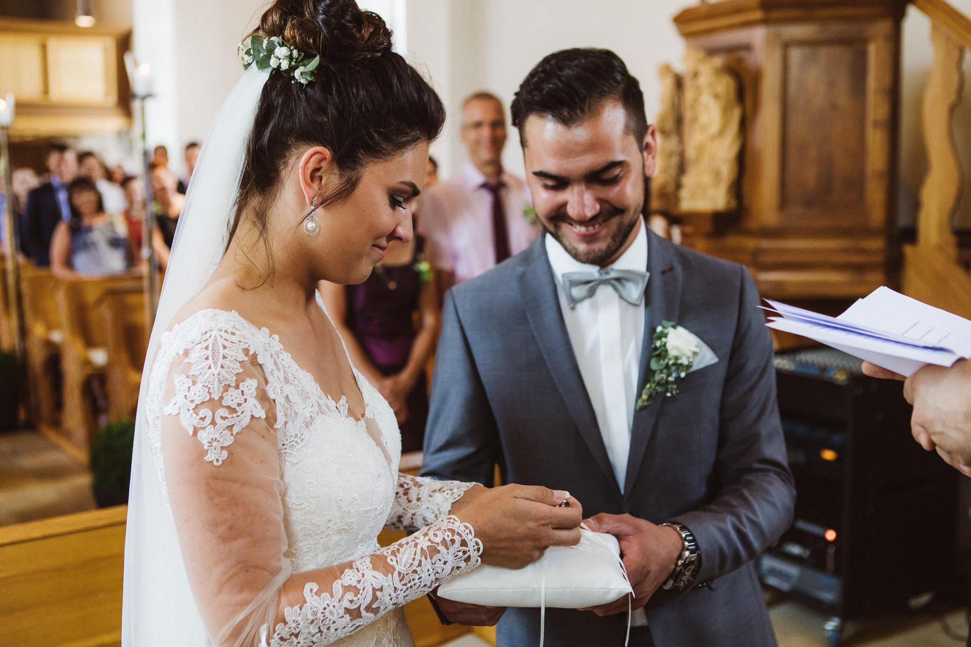 Sommerhochzeit in einer Scheune von Julia & Marco - Hochzeitsreportage fotografiert von Yvonne & Rolland Photography
