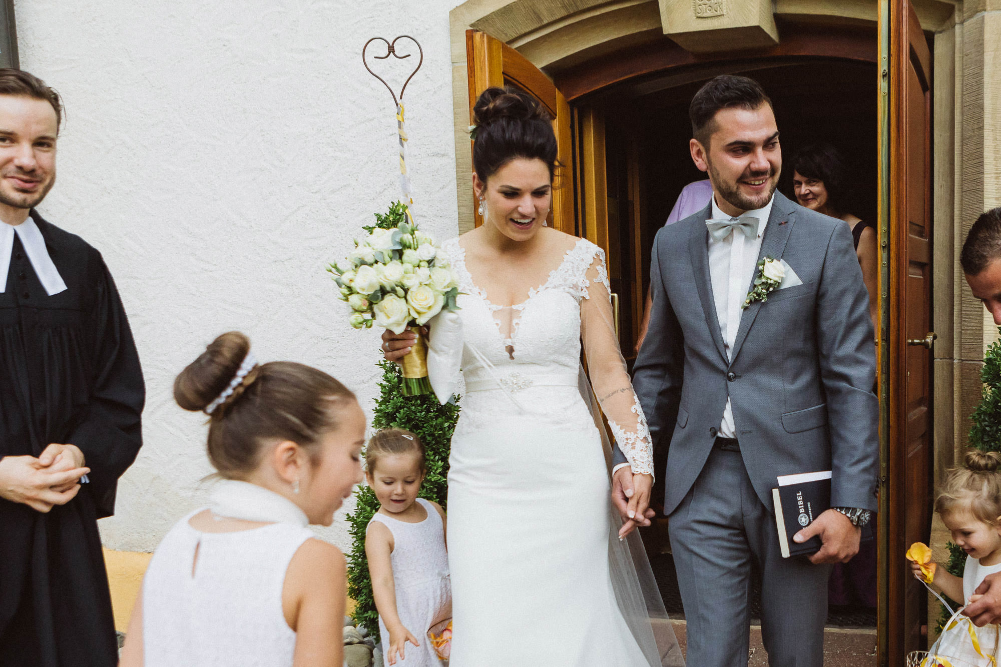 Sommerhochzeit in einer Scheune von Julia & Marco - Hochzeitsreportage fotografiert von Yvonne & Rolland Photography