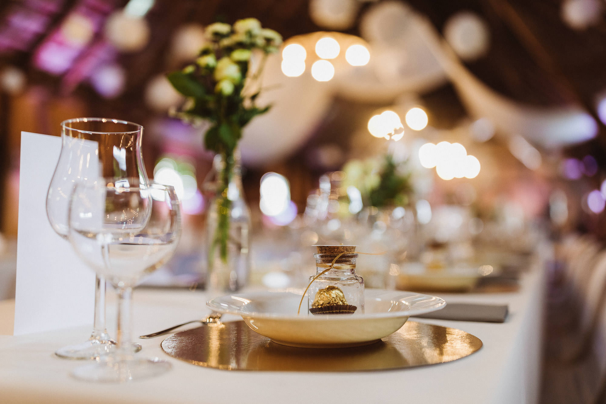 Sommerhochzeit in einer Scheune von Julia & Marco - Hochzeitsreportage fotografiert von Yvonne & Rolland Photography