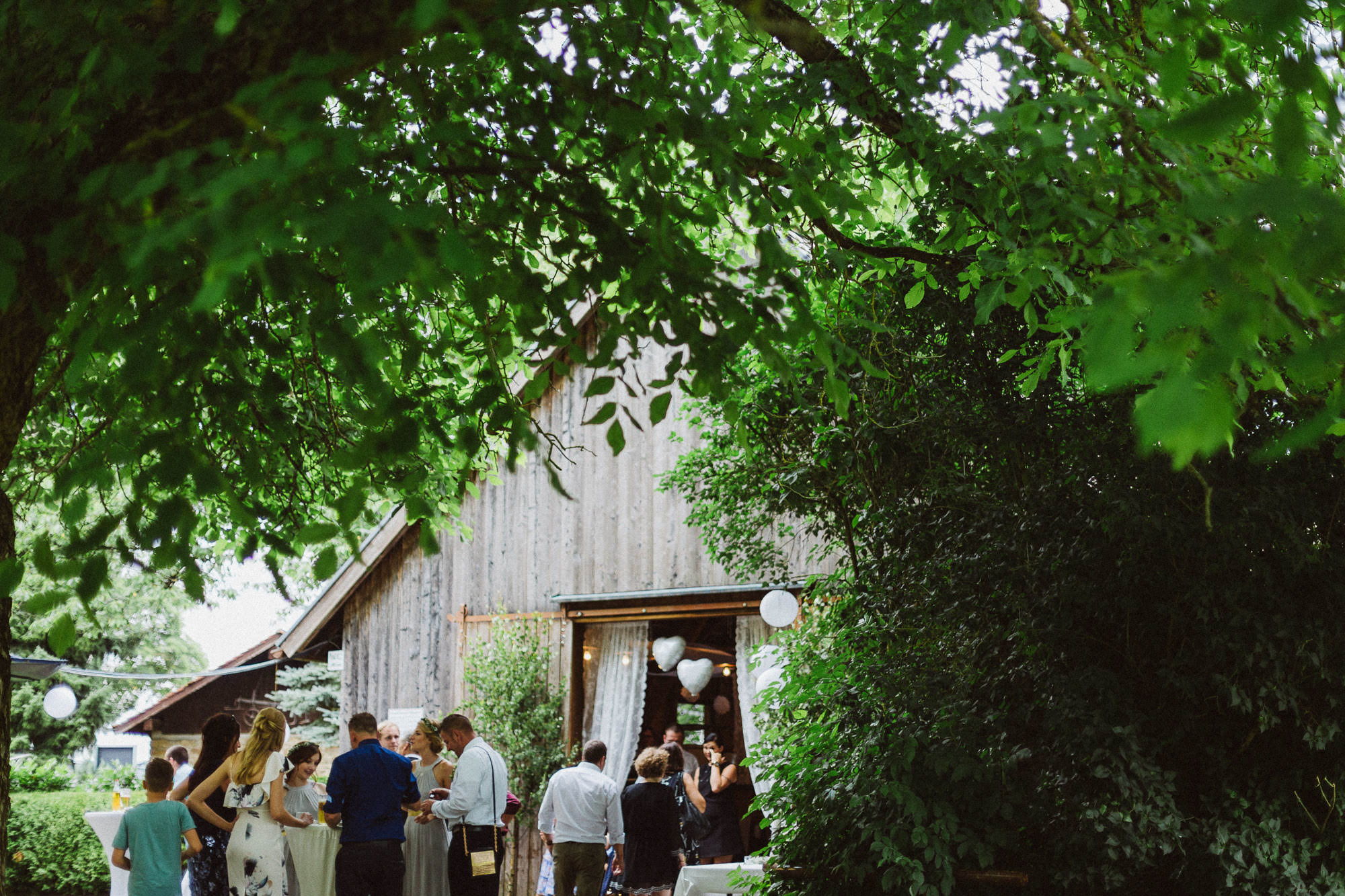 Sommerhochzeit in einer Scheune von Julia & Marco - Hochzeitsreportage fotografiert von Yvonne & Rolland Photography