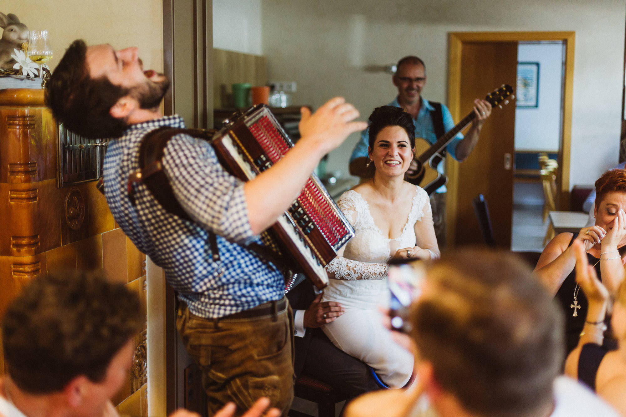 Sommerhochzeit in einer Scheune von Julia & Marco - Hochzeitsreportage fotografiert von Yvonne & Rolland Photography