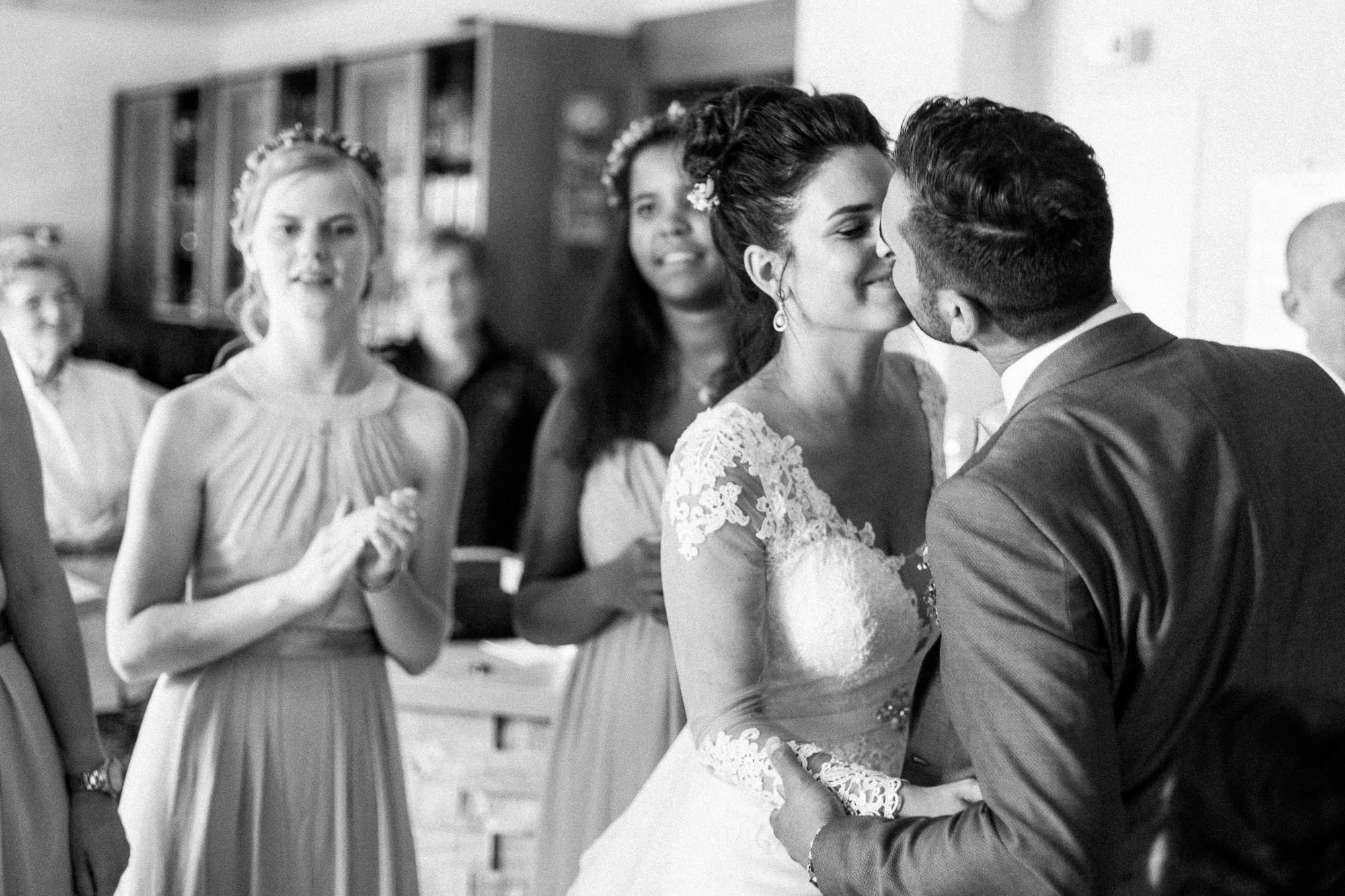 Sommerhochzeit in einer Scheune von Julia & Marco - Hochzeitsreportage fotografiert von Yvonne & Rolland Photography