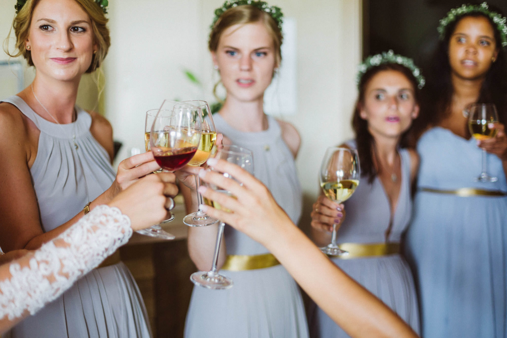 Sommerhochzeit in einer Scheune von Julia & Marco - Hochzeitsreportage fotografiert von Yvonne & Rolland Photography