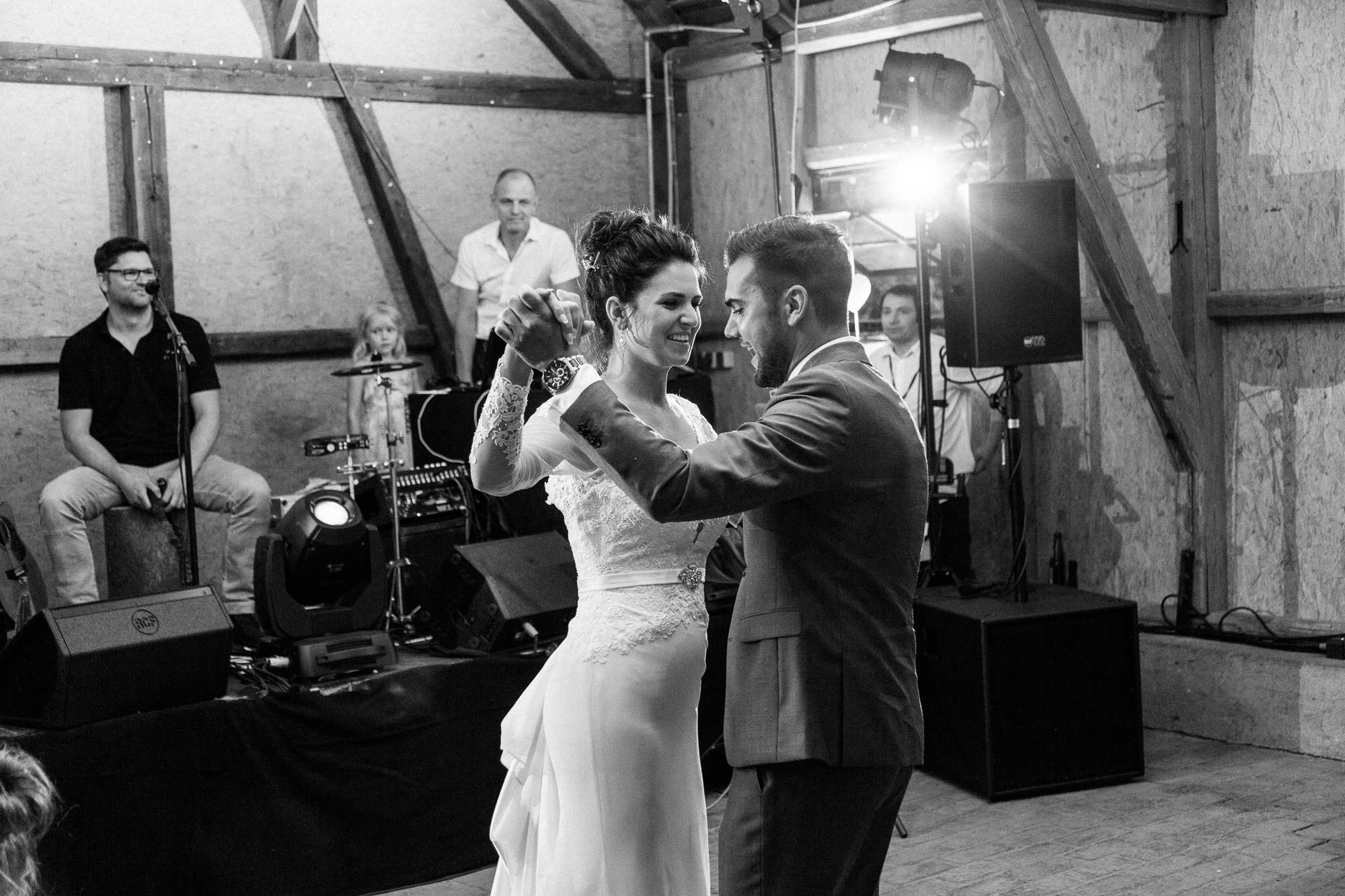 Sommerhochzeit in einer Scheune von Julia & Marco - Hochzeitsreportage fotografiert von Yvonne & Rolland Photography