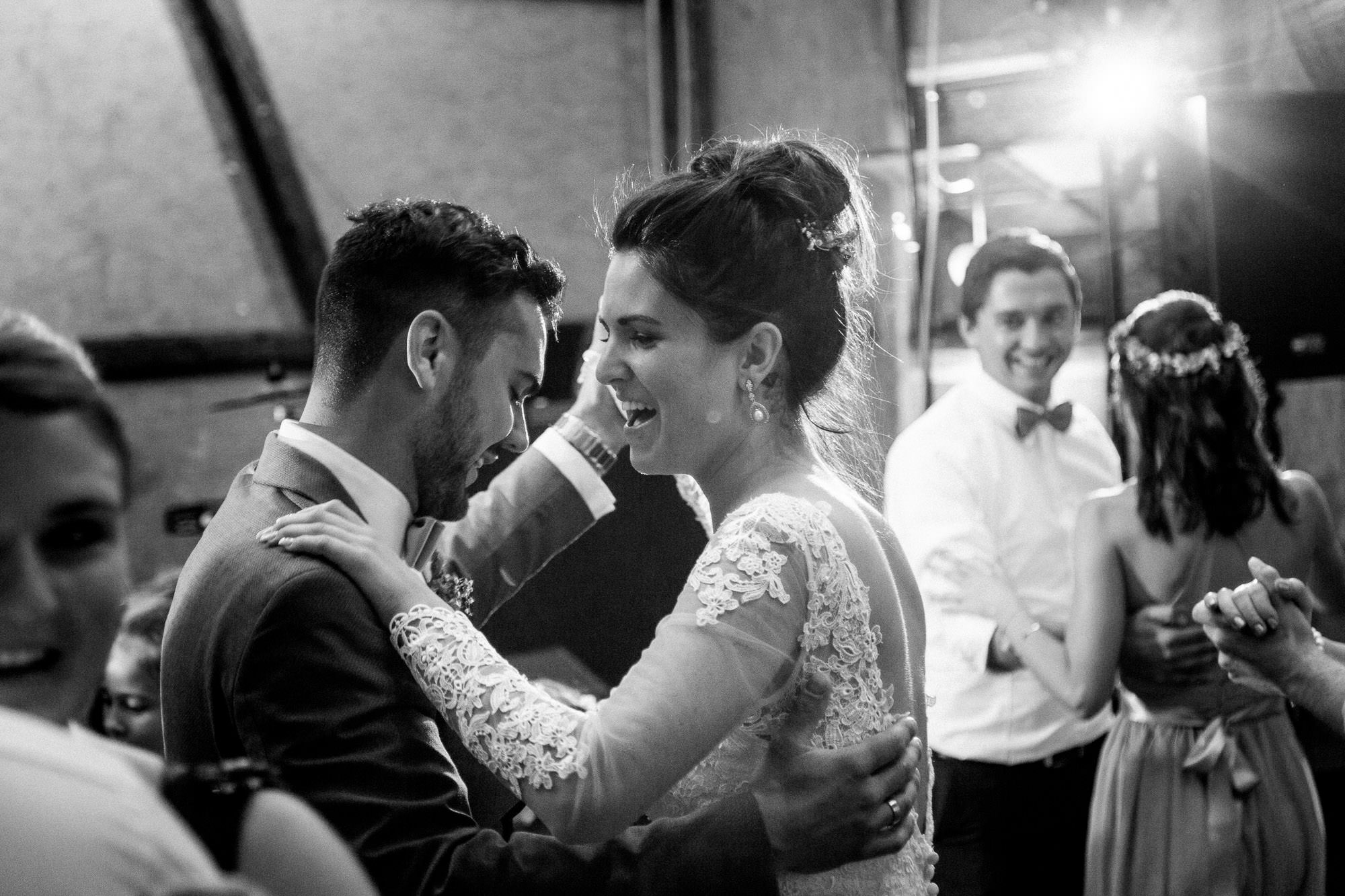 Sommerhochzeit in einer Scheune von Julia & Marco - Hochzeitsreportage fotografiert von Yvonne & Rolland Photography