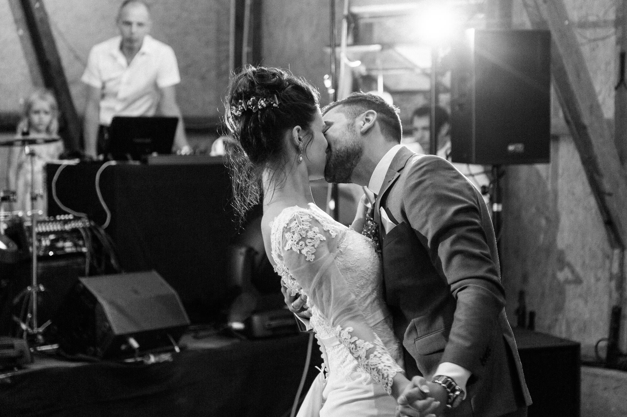 Sommerhochzeit in einer Scheune von Julia & Marco - Hochzeitsreportage fotografiert von Yvonne & Rolland Photography