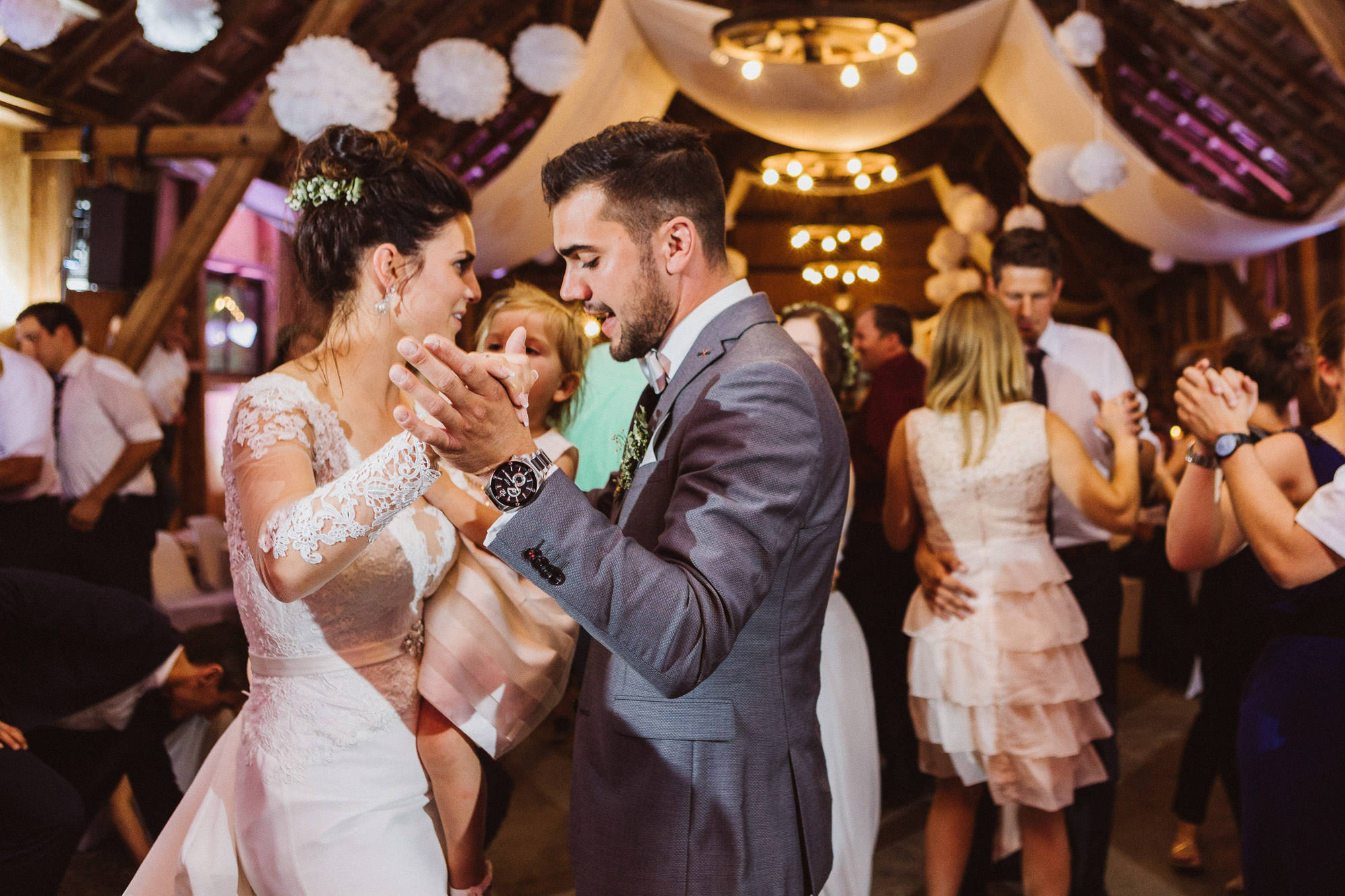 Sommerhochzeit in einer Scheune von Julia & Marco - Hochzeitsreportage fotografiert von Yvonne & Rolland Photography
