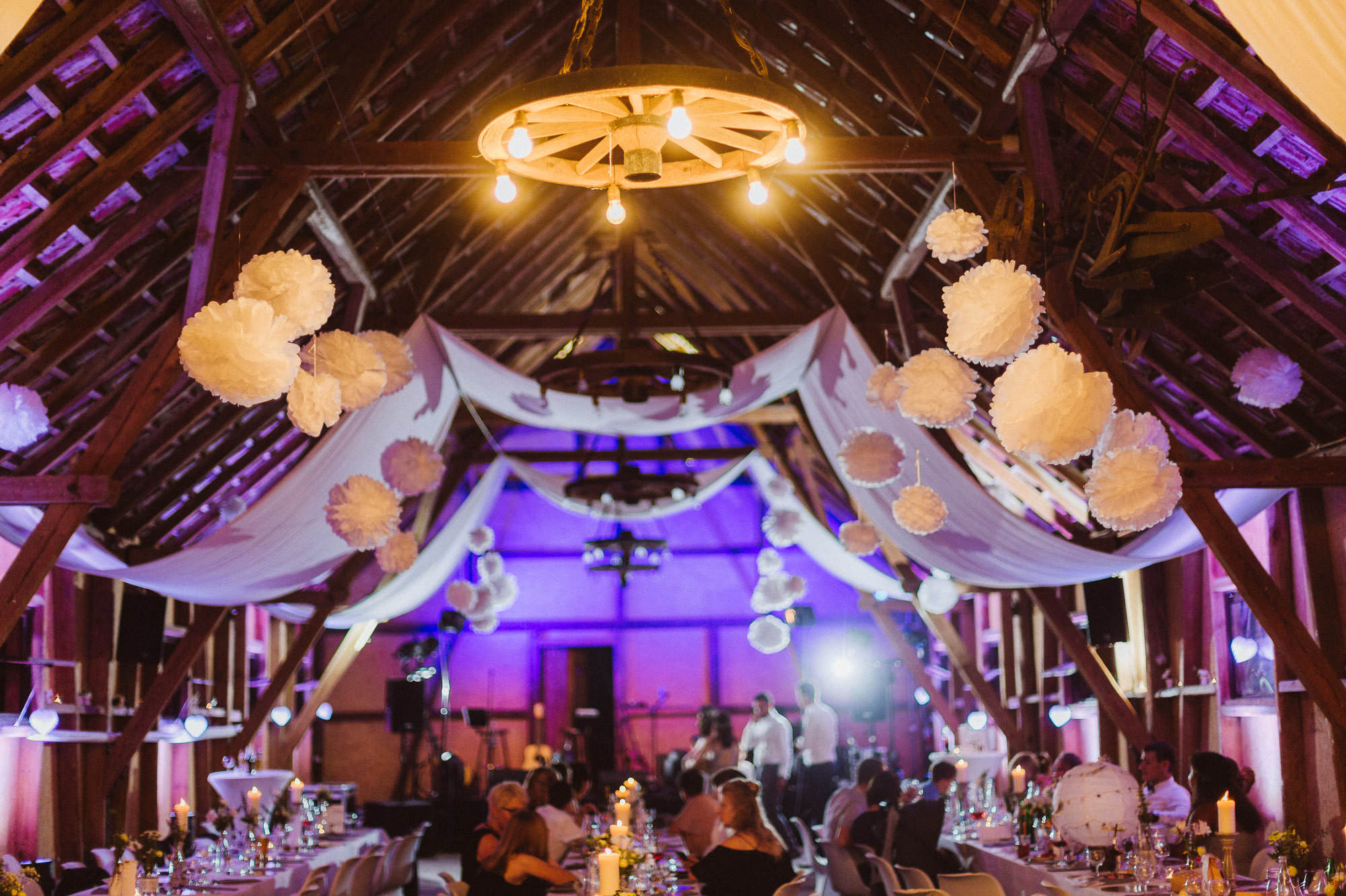 Sommerhochzeit in einer Scheune von Julia & Marco - Hochzeitsreportage fotografiert von Yvonne & Rolland Photography