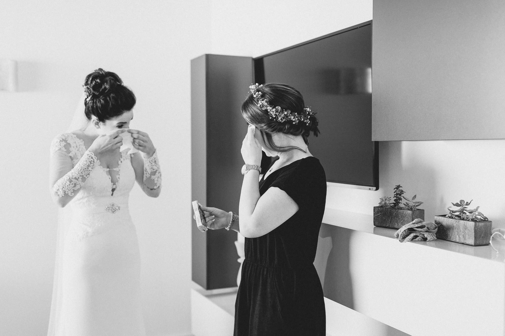 Sommerhochzeit in einer Scheune von Julia & Marco - Hochzeitsreportage fotografiert von Yvonne & Rolland Photography