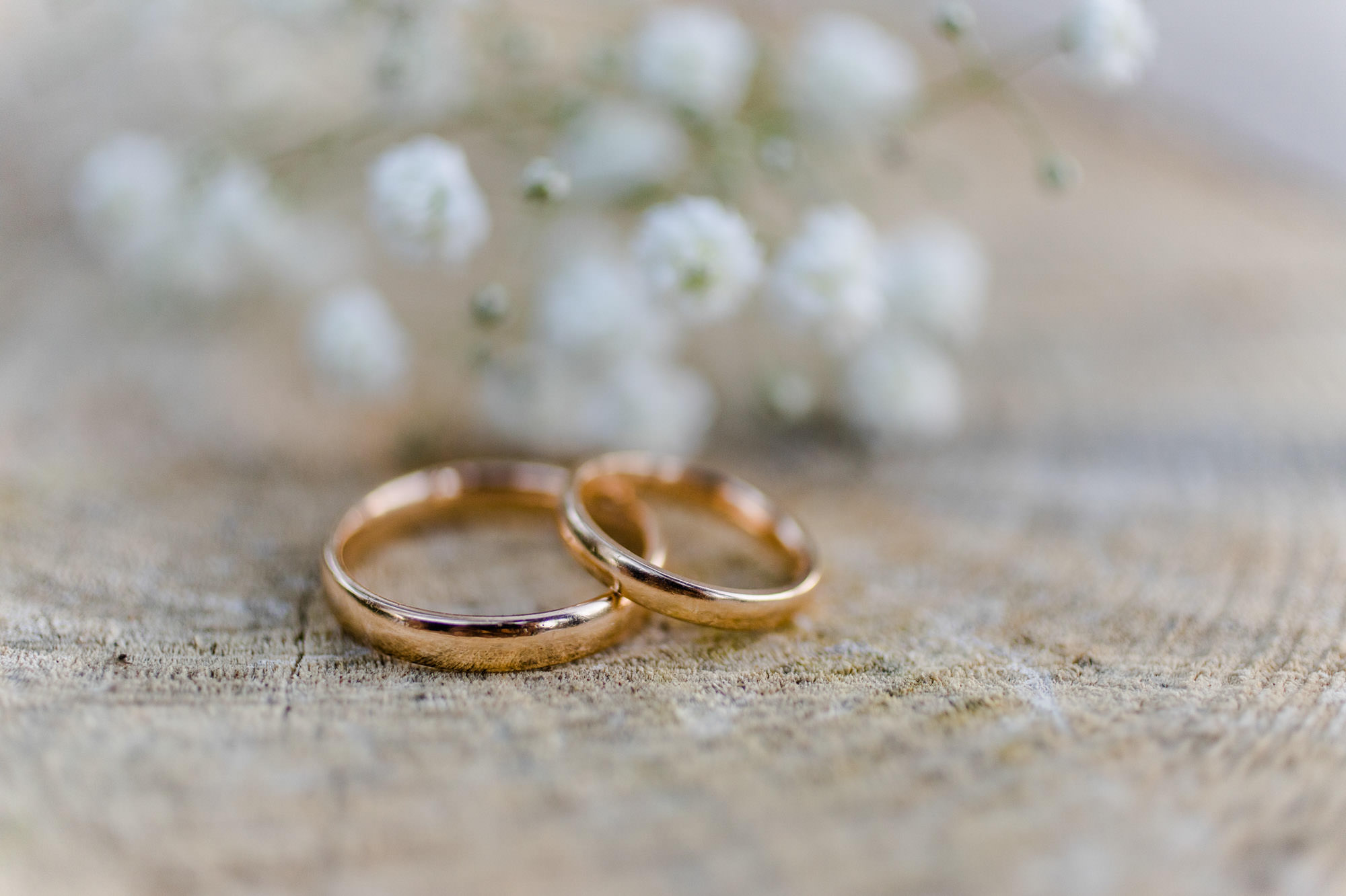 Hochzeit Verena & Mathias, Gut Mergenthau, Kissing - Hochzeitsreportage fotografiert von Yvonne & Rolland Photography