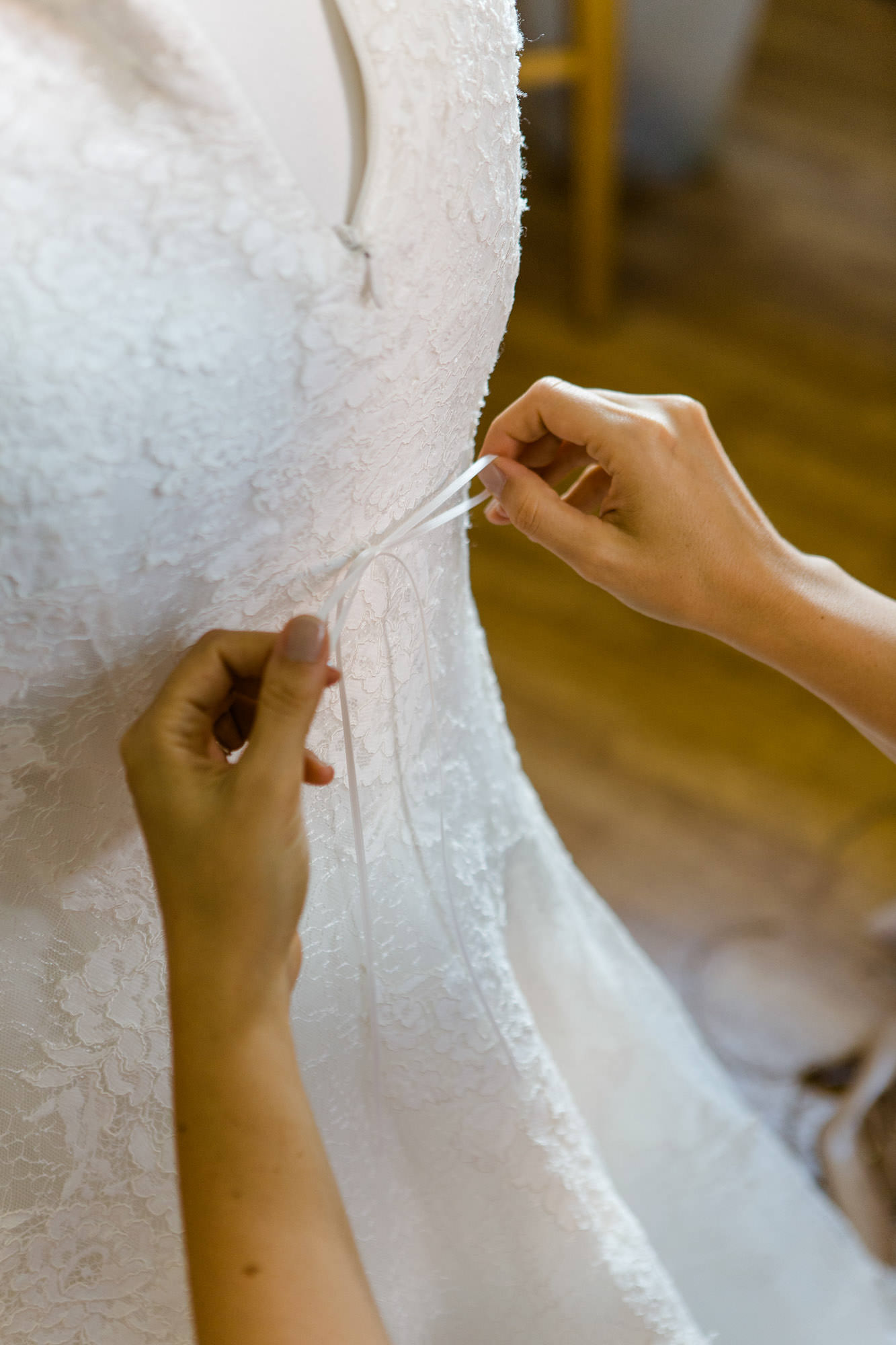 Hochzeit Verena & Mathias, Gut Mergenthau, Kissing - Hochzeitsreportage fotografiert von Yvonne & Rolland Photography