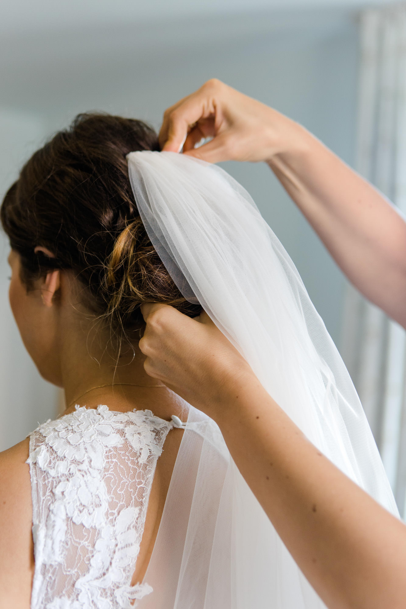 Hochzeit Verena & Mathias, Gut Mergenthau, Kissing - Hochzeitsreportage fotografiert von Yvonne & Rolland Photography
