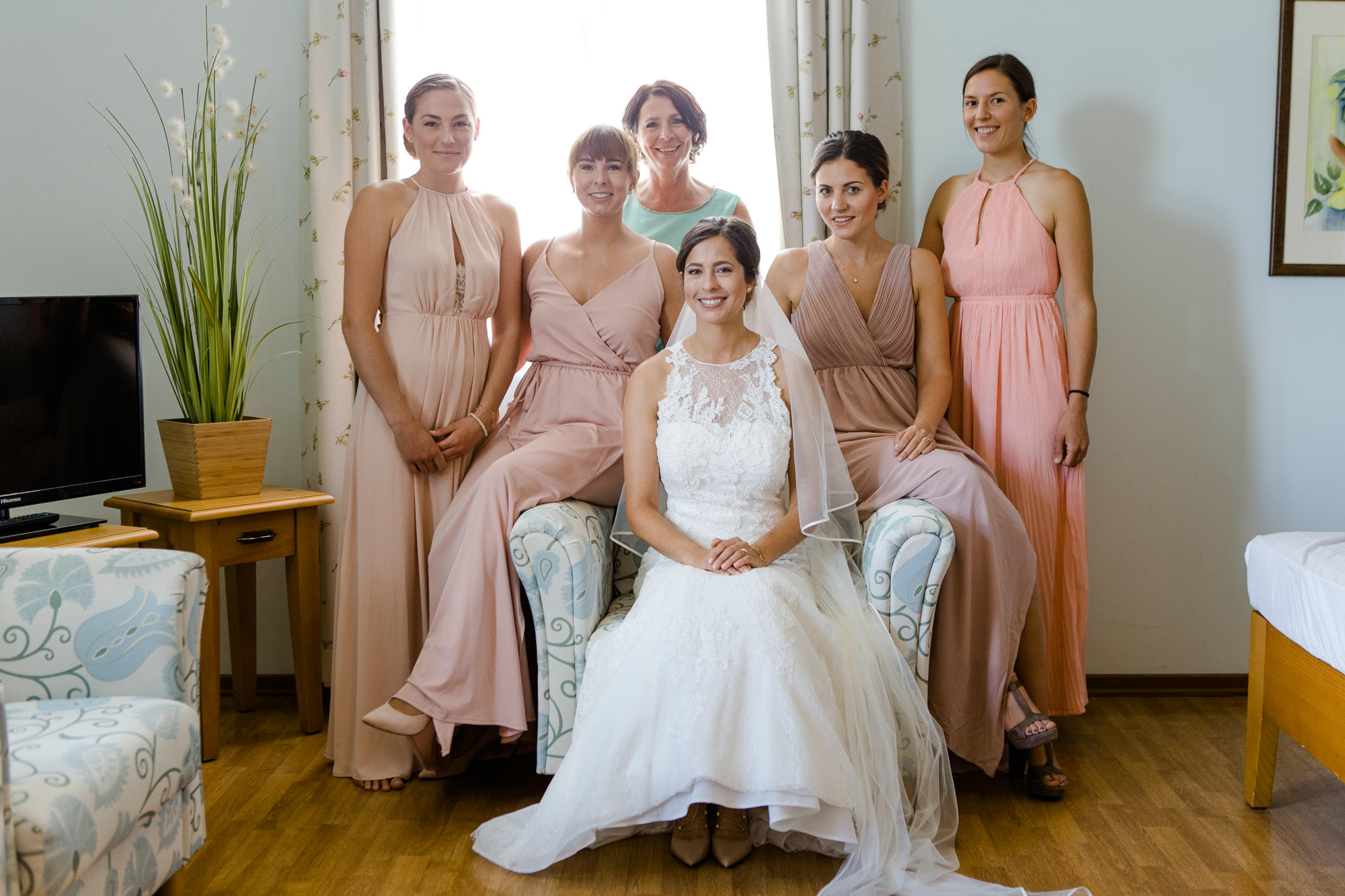 Hochzeit Verena & Mathias, Gut Mergenthau, Kissing - Hochzeitsreportage fotografiert von Yvonne & Rolland Photography