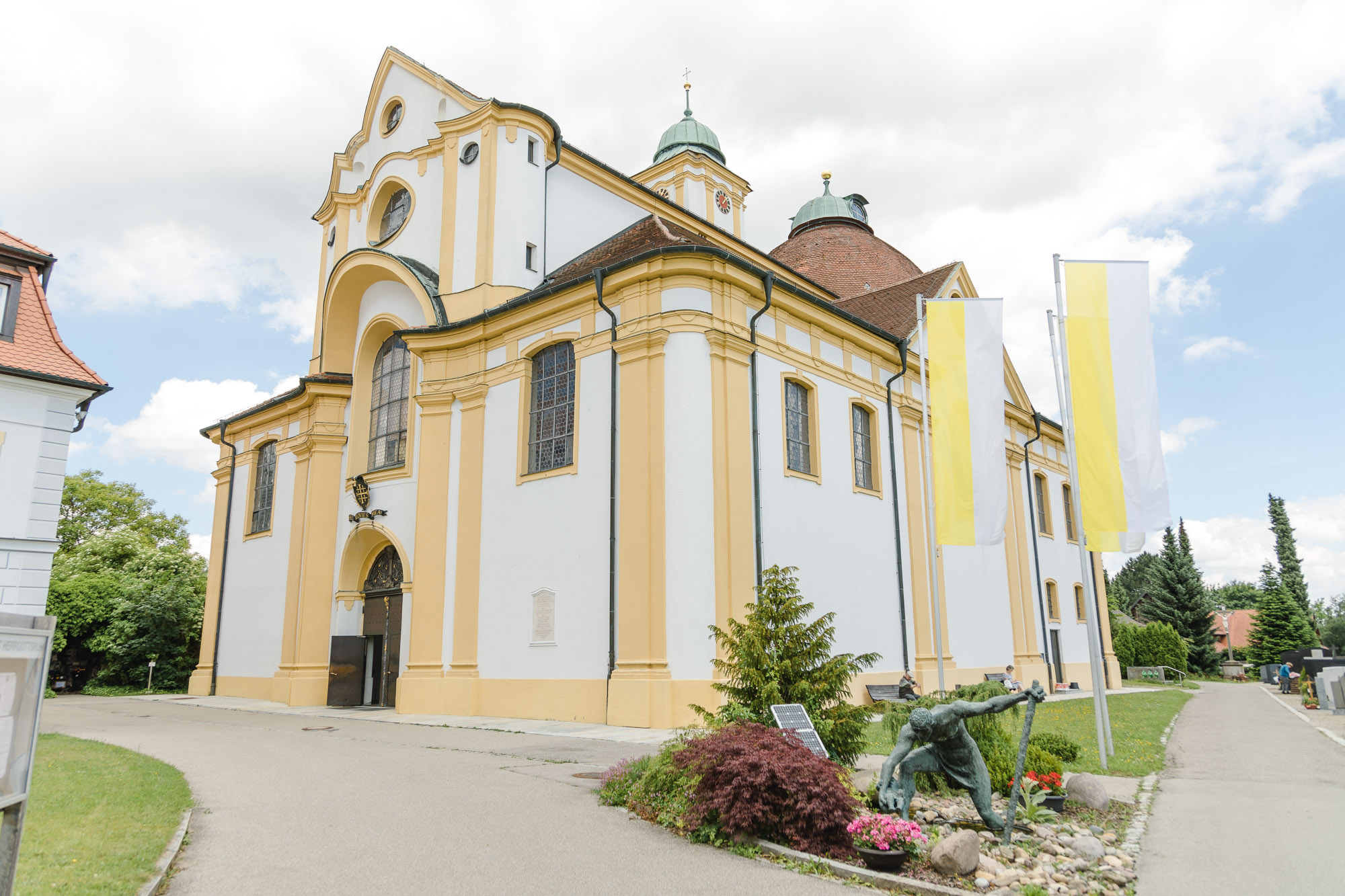 Hochzeit Verena & Mathias, Gut Mergenthau, Kissing - Hochzeitsreportage fotografiert von Yvonne & Rolland Photography