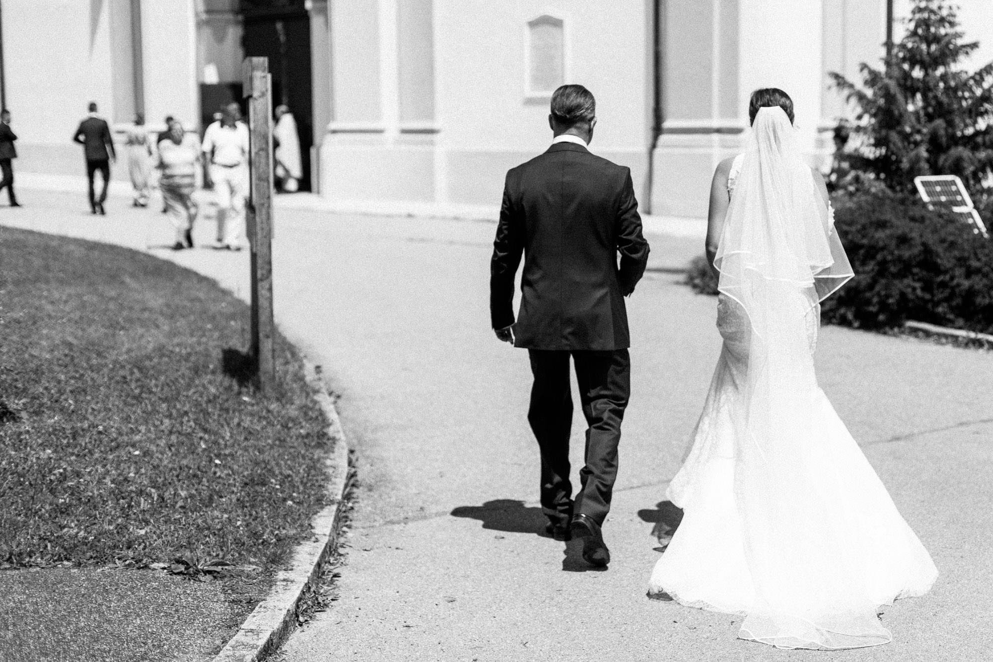 Hochzeit Verena & Mathias, Gut Mergenthau, Kissing - Hochzeitsreportage fotografiert von Yvonne & Rolland Photography