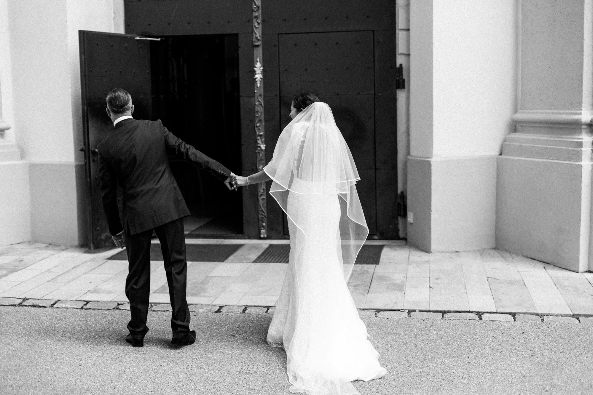 Hochzeit Verena & Mathias, Gut Mergenthau, Kissing - Hochzeitsreportage fotografiert von Yvonne & Rolland Photography