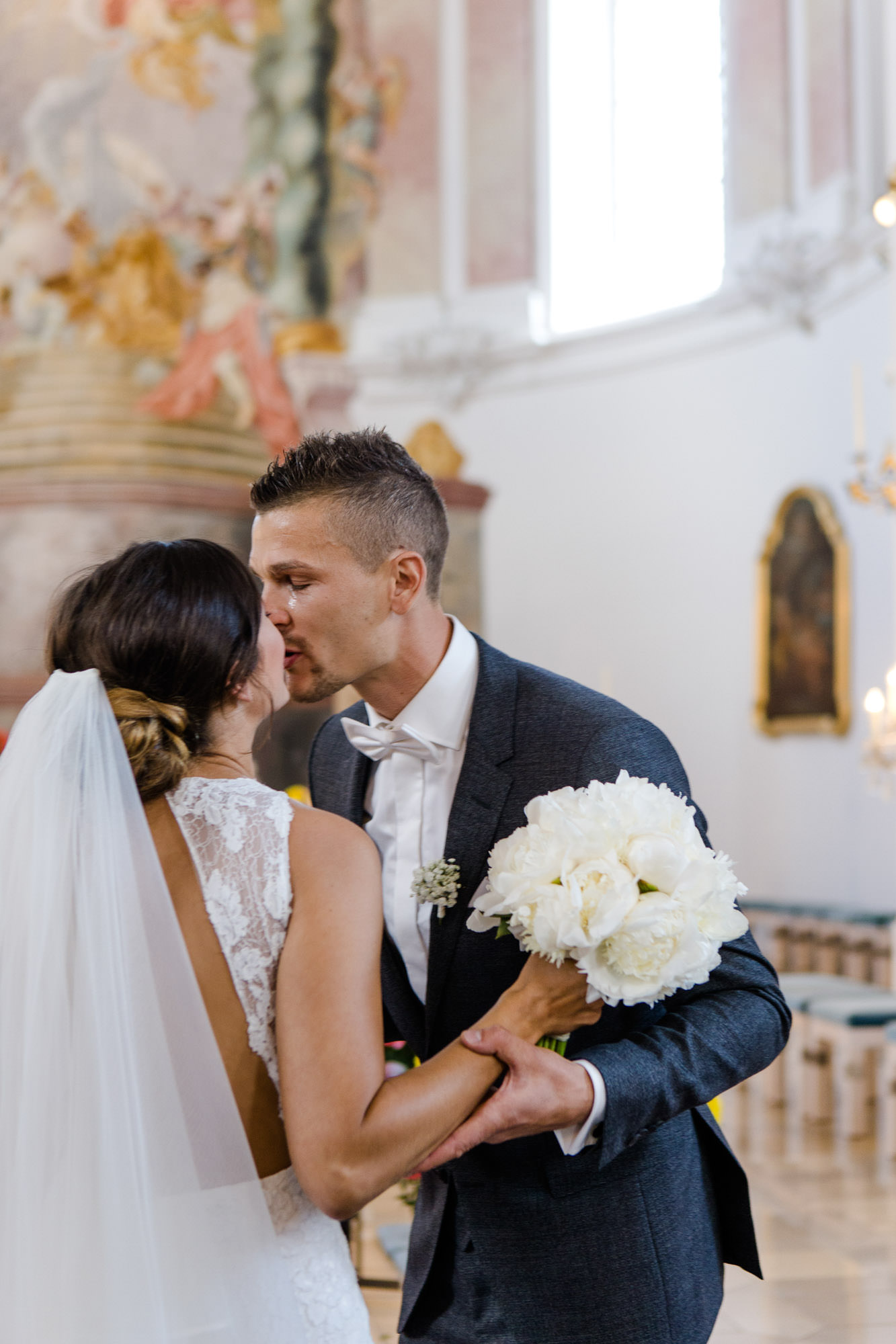 Hochzeit Verena & Mathias, Gut Mergenthau, Kissing - Hochzeitsreportage fotografiert von Yvonne & Rolland Photography