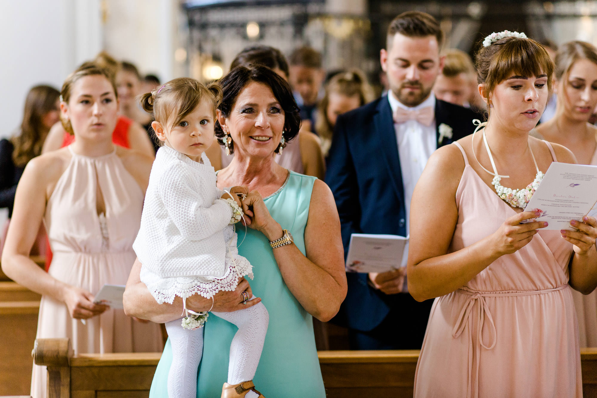 Hochzeit Verena & Mathias, Gut Mergenthau, Kissing - Hochzeitsreportage fotografiert von Yvonne & Rolland Photography