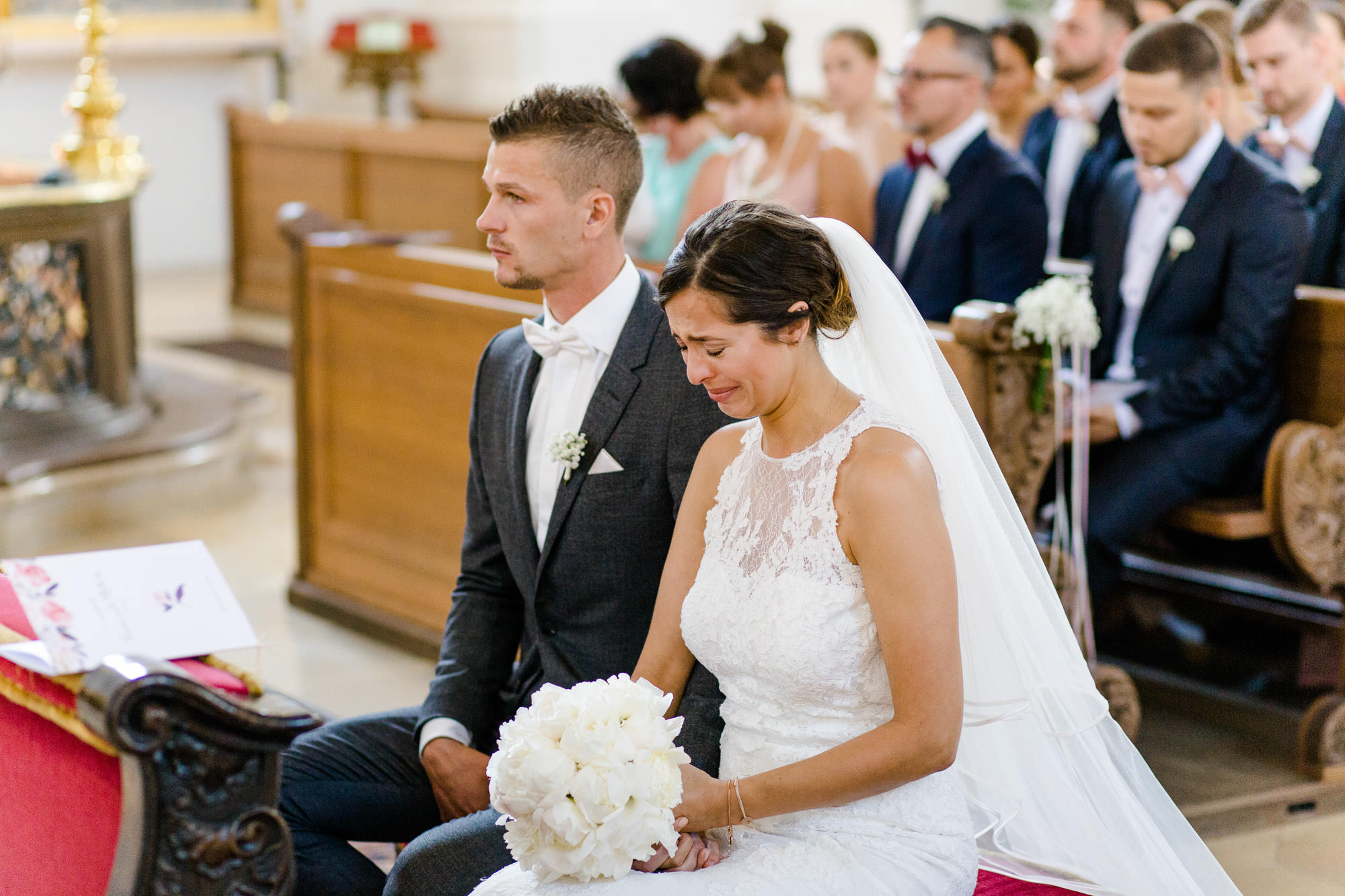 Hochzeit Verena & Mathias, Gut Mergenthau, Kissing - Hochzeitsreportage fotografiert von Yvonne & Rolland Photography