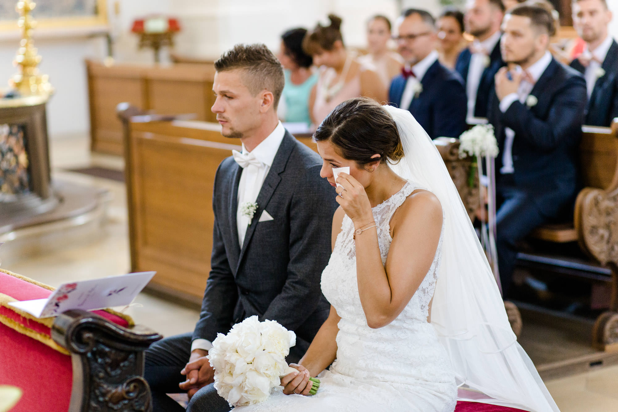 Hochzeit Verena & Mathias, Gut Mergenthau, Kissing - Hochzeitsreportage fotografiert von Yvonne & Rolland Photography