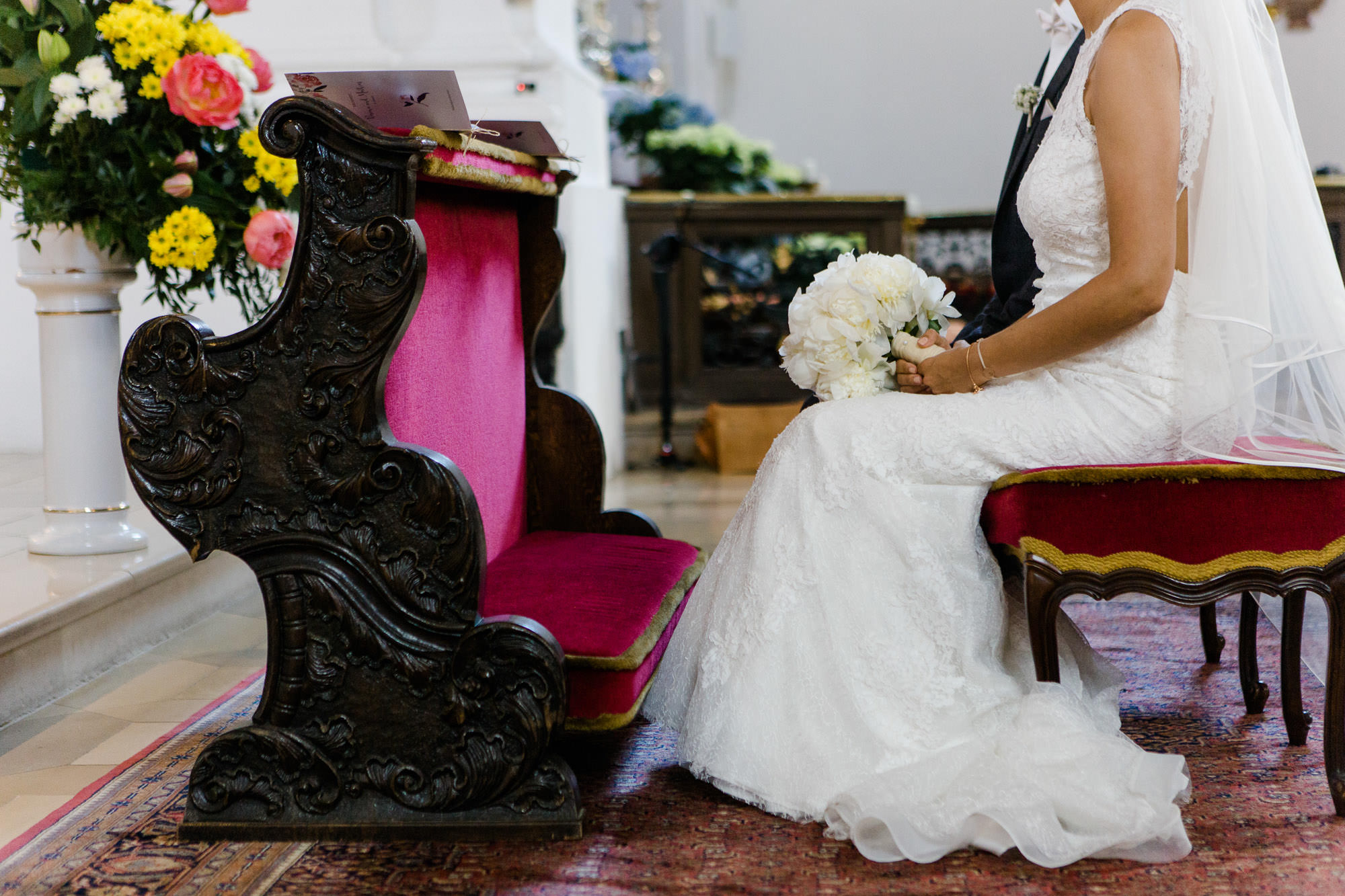 Hochzeit Verena & Mathias, Gut Mergenthau, Kissing - Hochzeitsreportage fotografiert von Yvonne & Rolland Photography