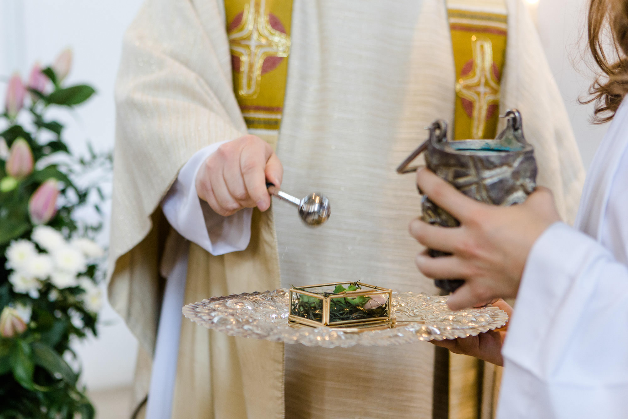 Hochzeit Verena & Mathias, Gut Mergenthau, Kissing - Hochzeitsreportage fotografiert von Yvonne & Rolland Photography