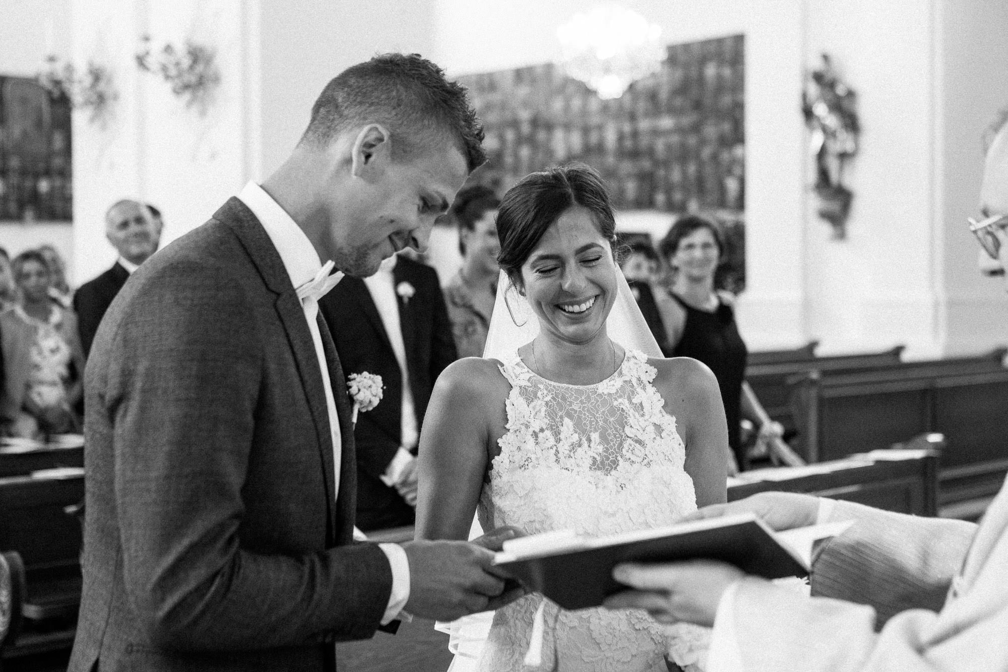 Hochzeit Verena & Mathias, Gut Mergenthau, Kissing - Hochzeitsreportage fotografiert von Yvonne & Rolland Photography